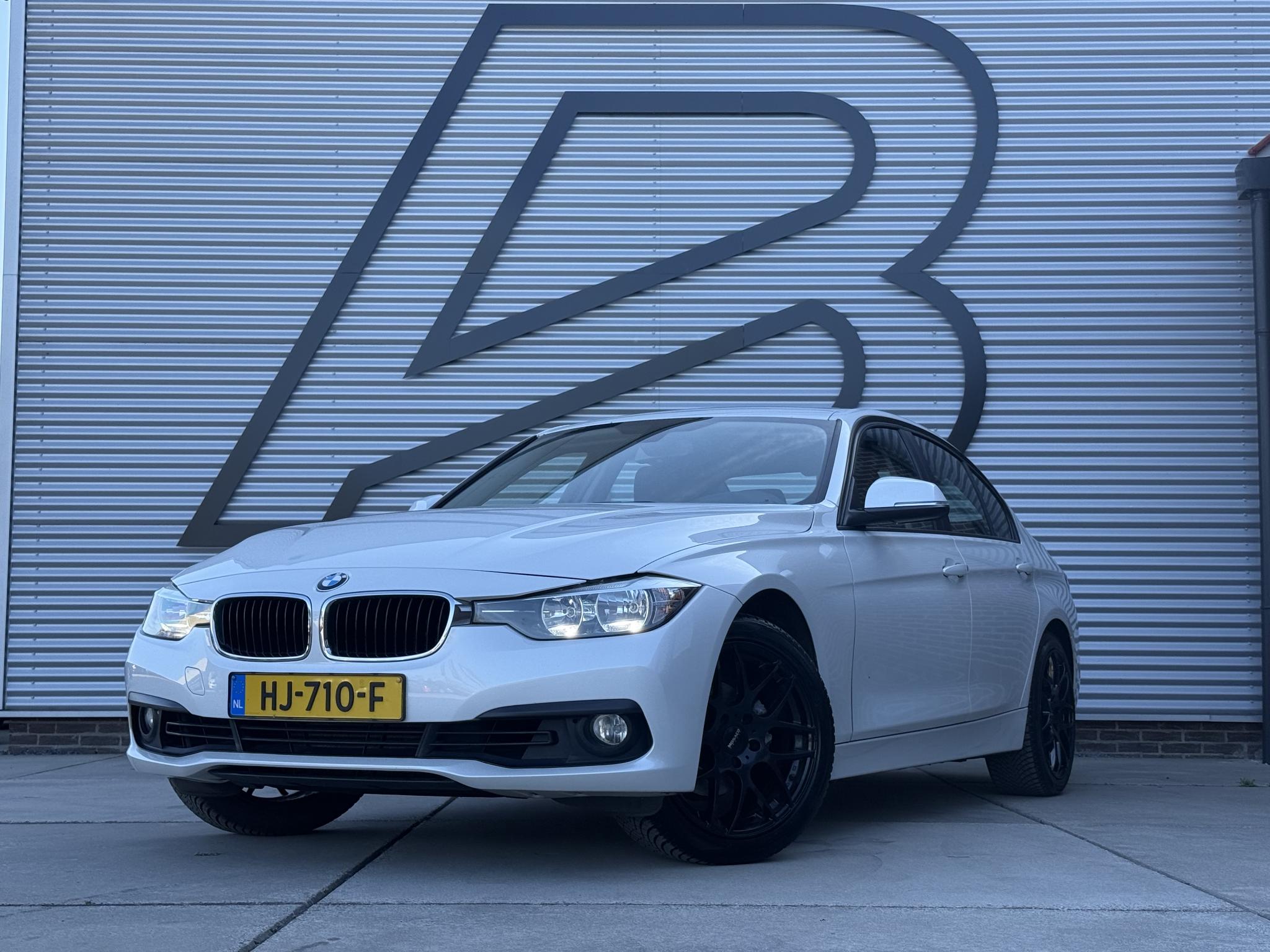 BMW 318i 318i Essential 2015 - voorkant