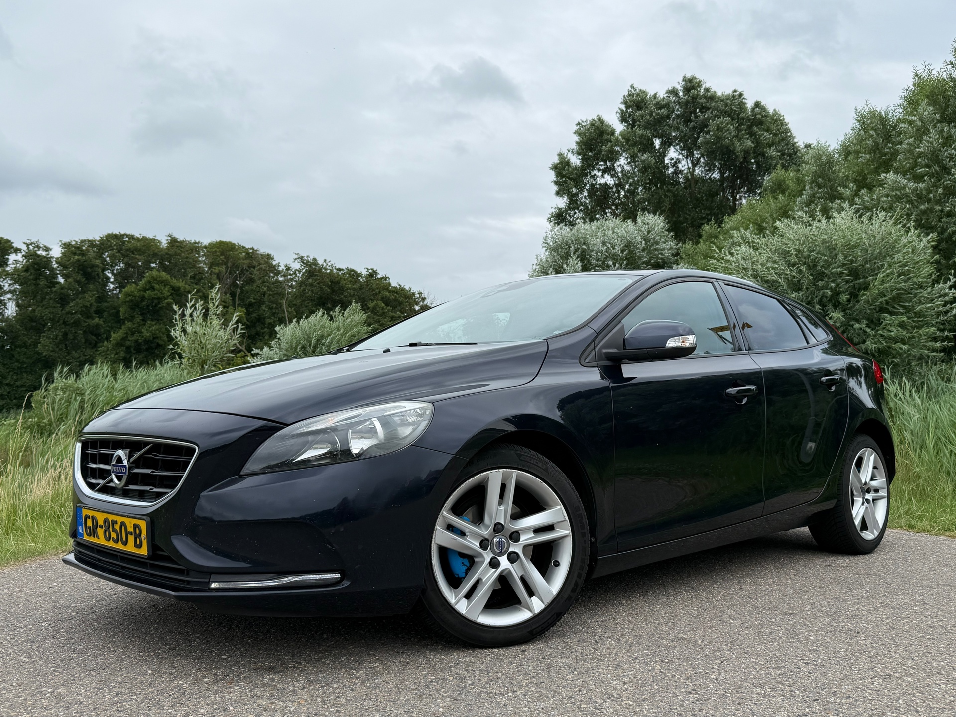 Volvo V40 2.0 D2 Kinetic Business / Navi / Clima / 17" Velgen / Goed Onderhouden / 6 Versnellingen / PDC / Cruise / LED / 2015 - voorkant