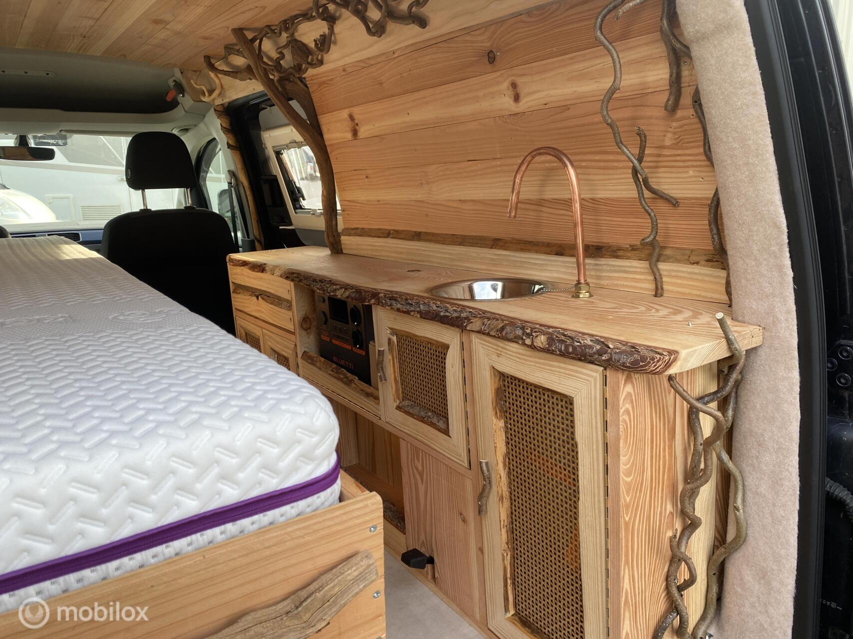 Foto van Volkswagen Caddy Modified Partition Wall