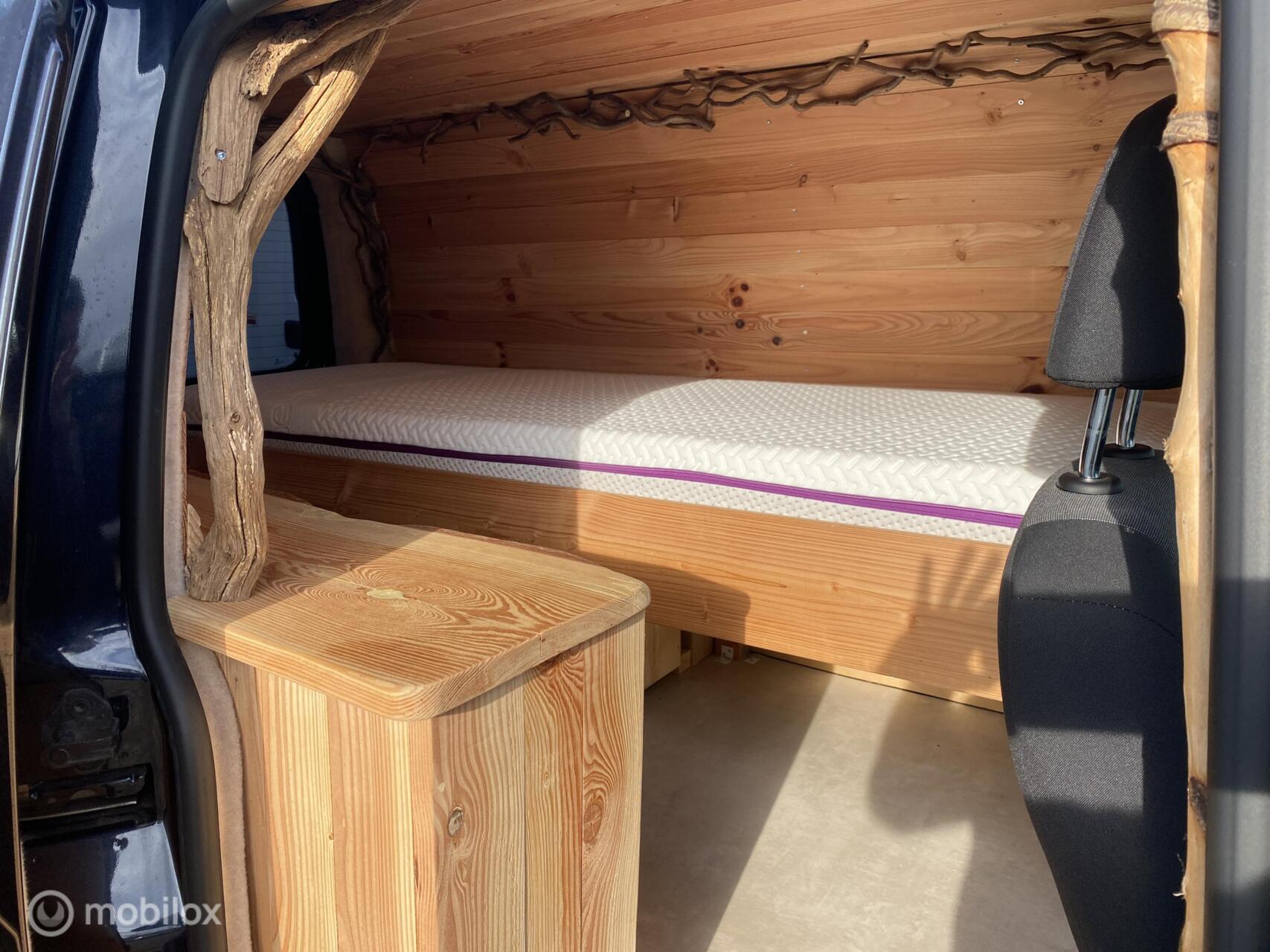 Foto van Volkswagen Caddy Modified Partition Wall
