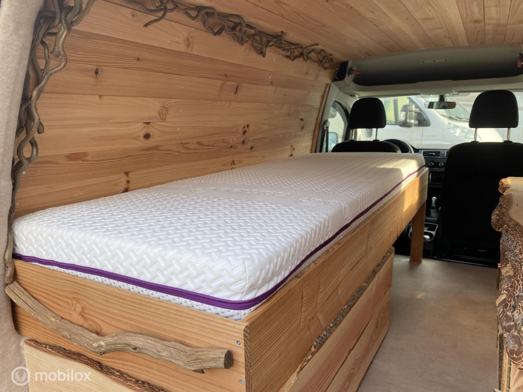 Foto van Volkswagen Caddy Modified Partition Wall