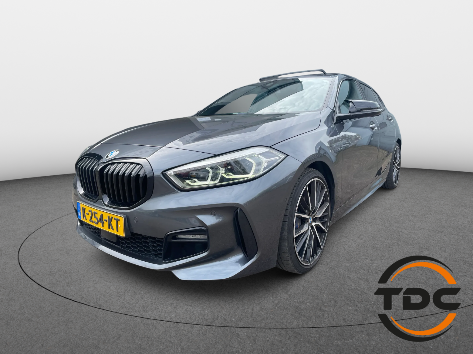 BMW 120i 120i High Executive Edition M PANO CAMERA LEER HEAD-UP 2021 - voorkant