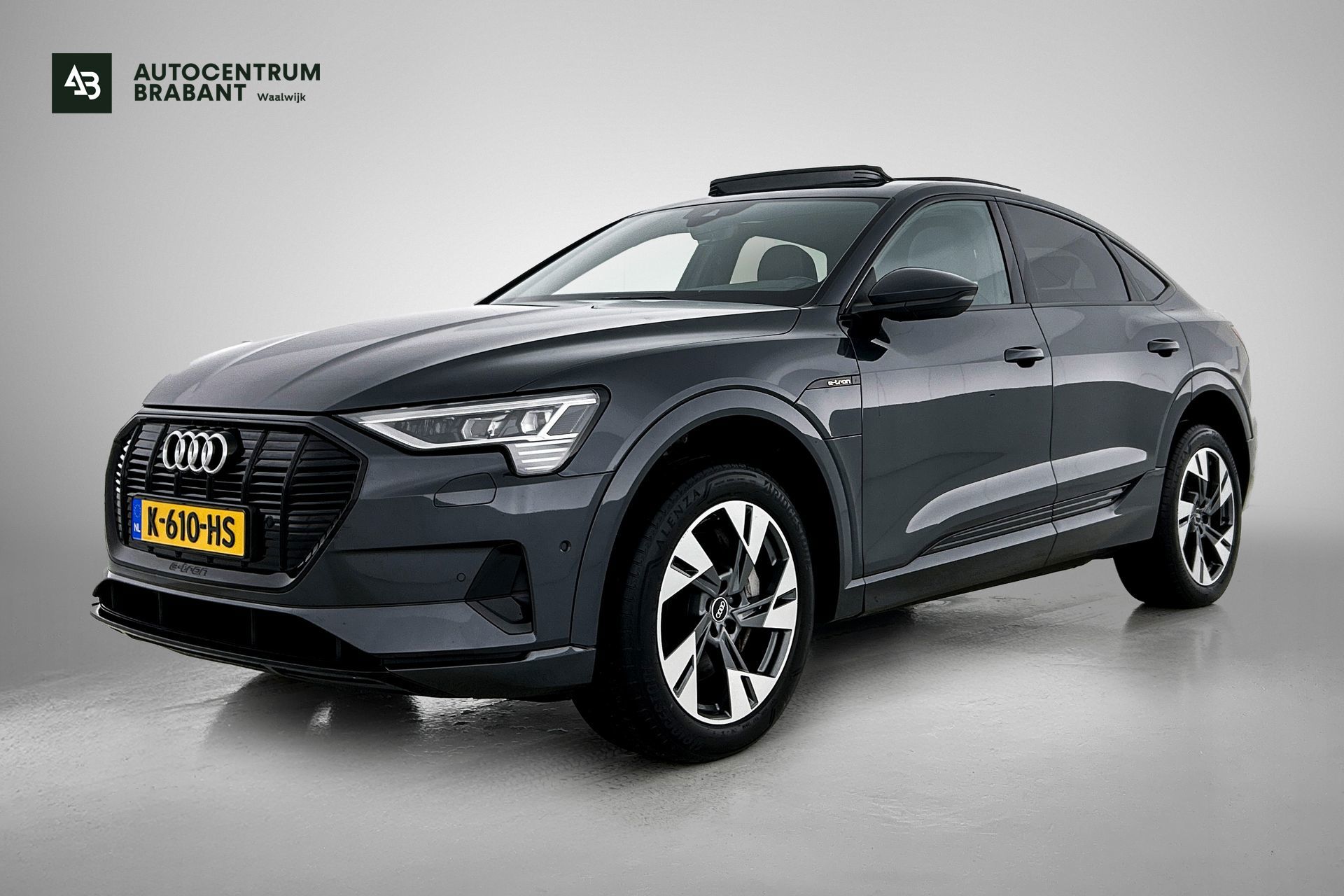 Audi E-tron Sportback 55 quattro Business edition Plus 95 kWh (PANO, STOELVERWARMING, LUCHTVERING, CARPLAY, PARKEERSENSOREN) 2020 - voorkant