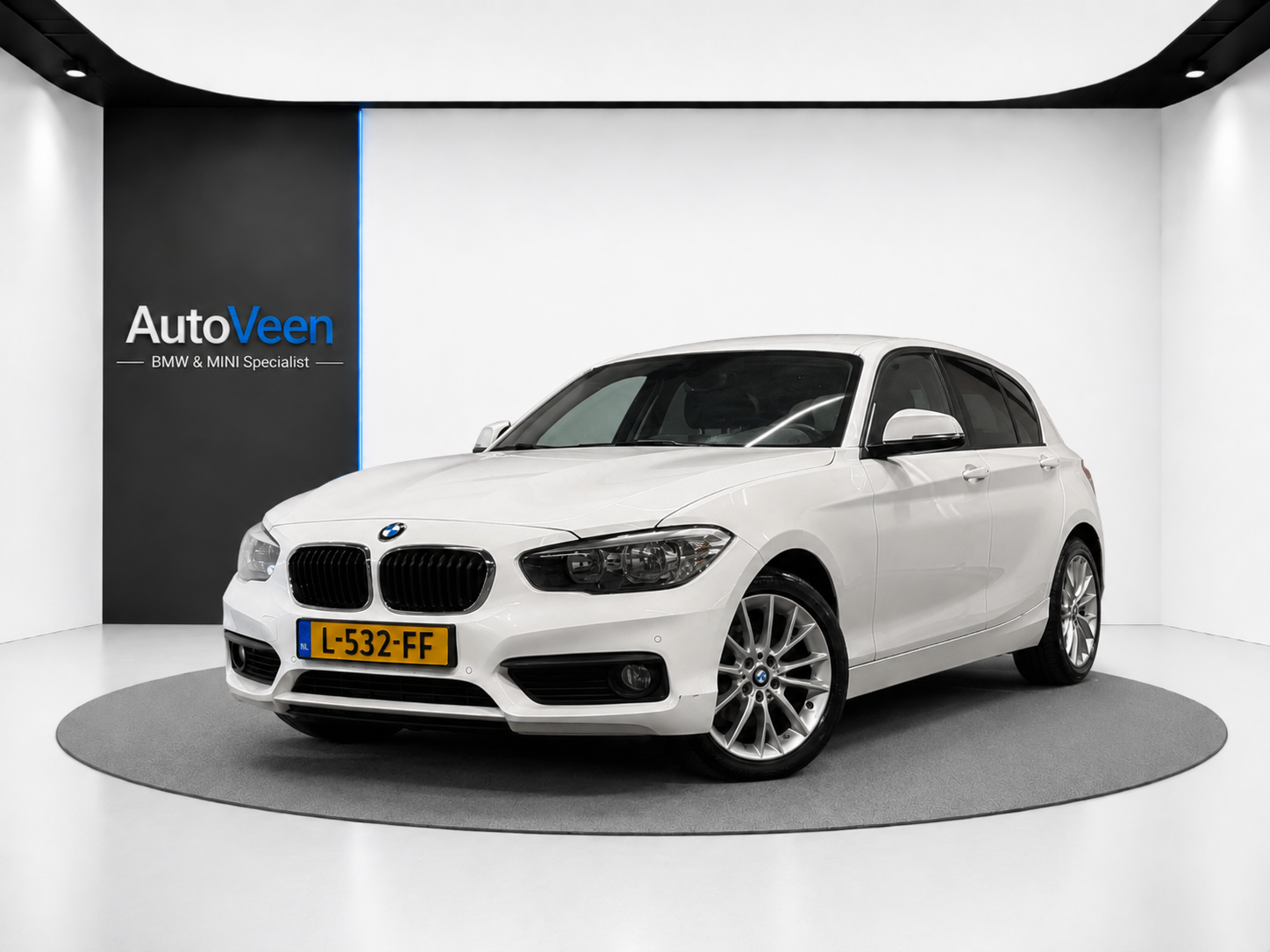 BMW 118i 118i Corporate Lease Executive (CRUISE, NAVI, STOELVERWARMIING, PARKEERSENSOREN, GOED ONDERHOUDEN) 2017 - voorkant