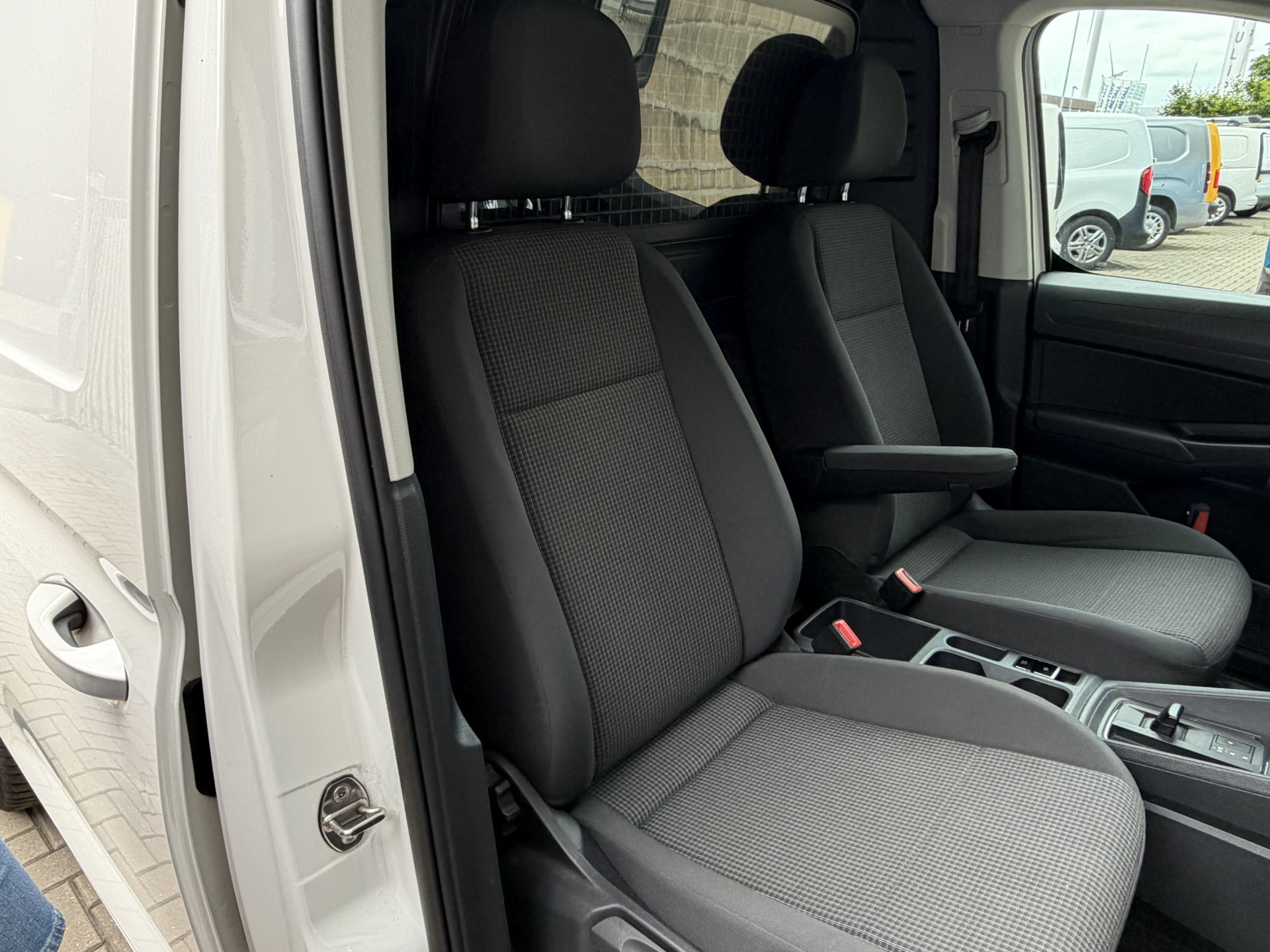 Foto van Volkswagen Caddy Modified Partition Wall
