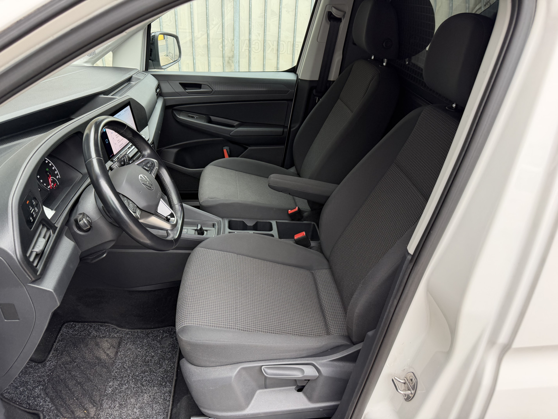 Foto van Volkswagen Caddy Modified Partition Wall
