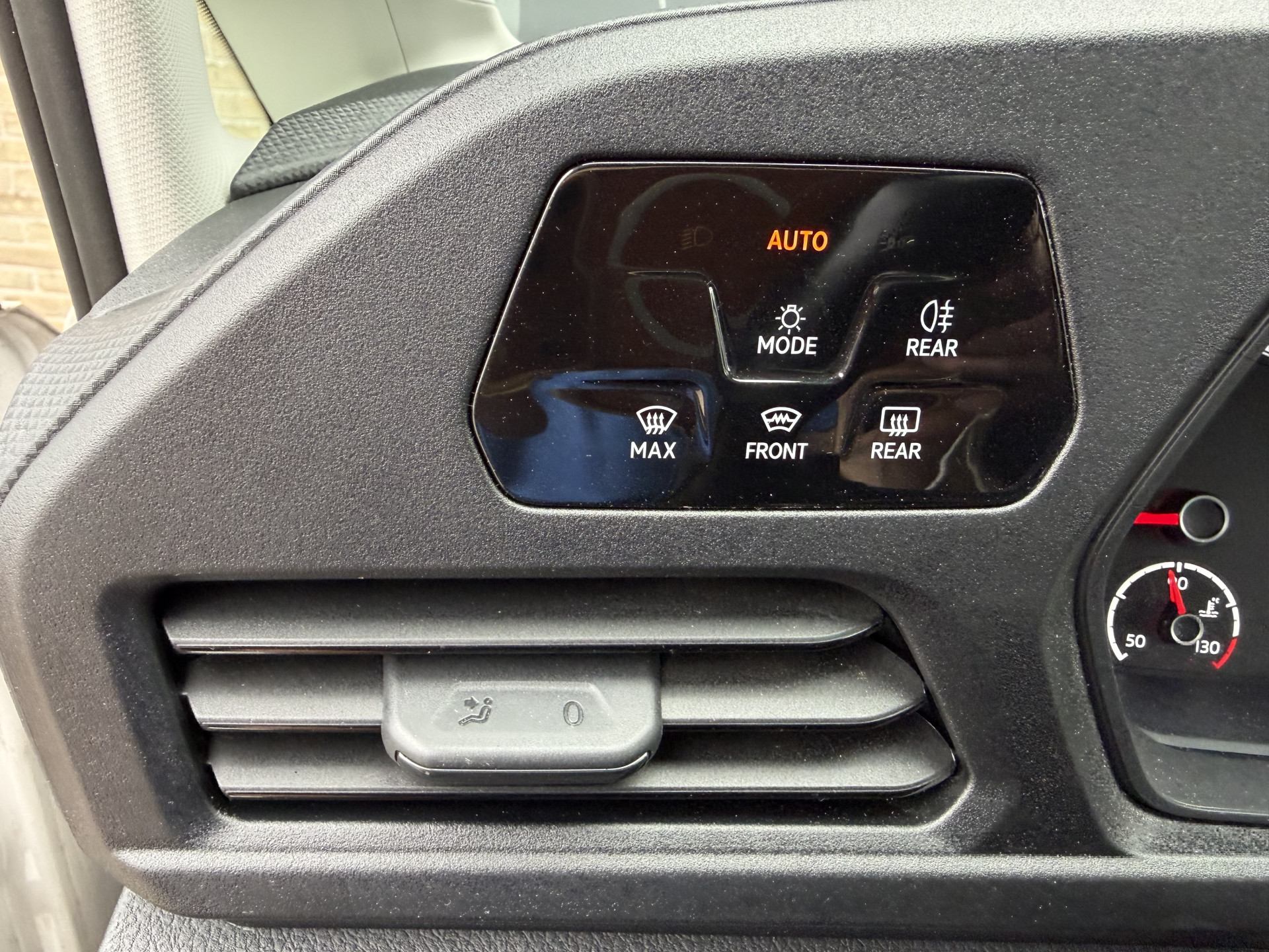 Foto van Volkswagen Caddy Modified Partition Wall