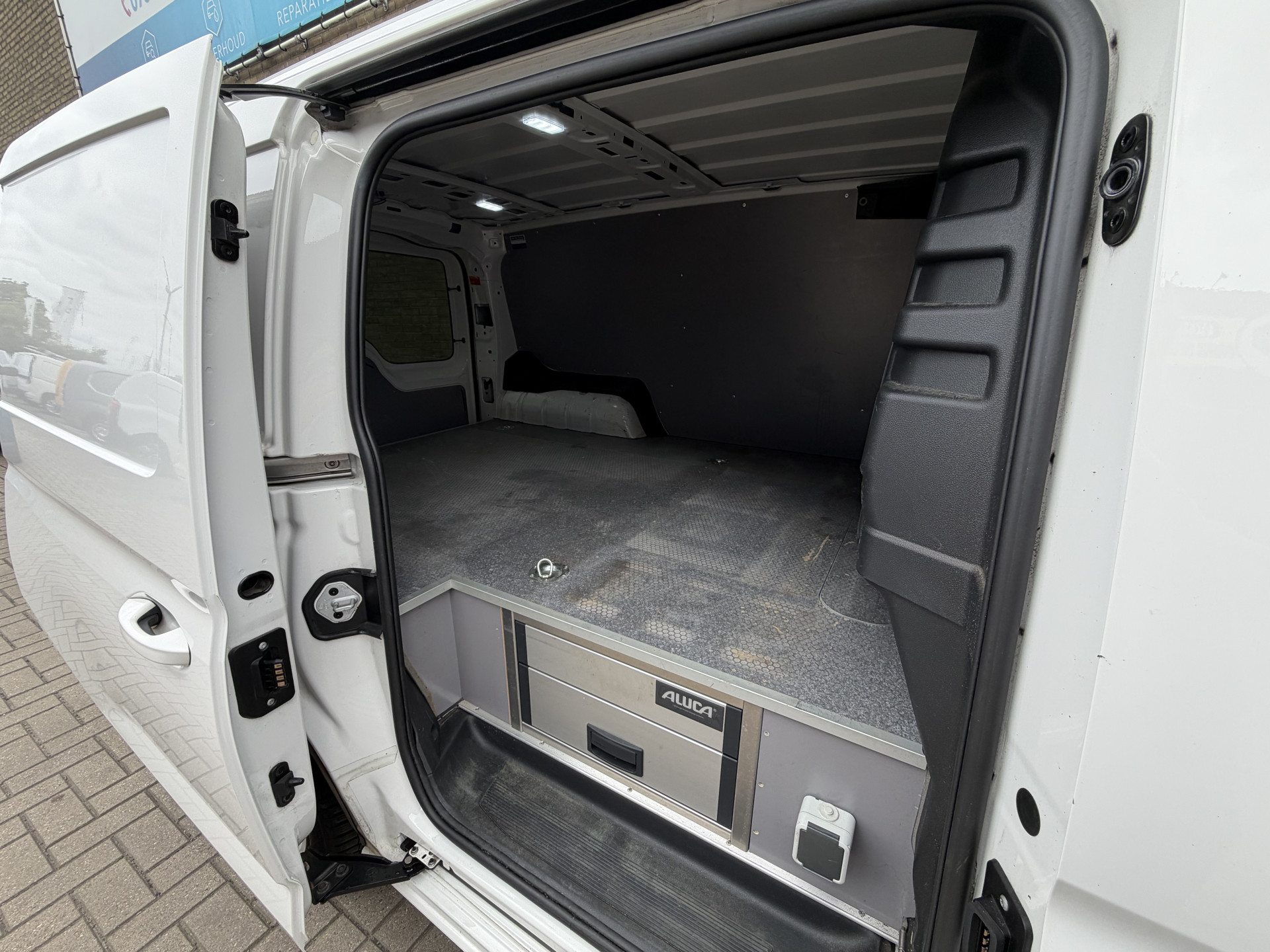 Foto van Volkswagen Caddy Modified Partition Wall