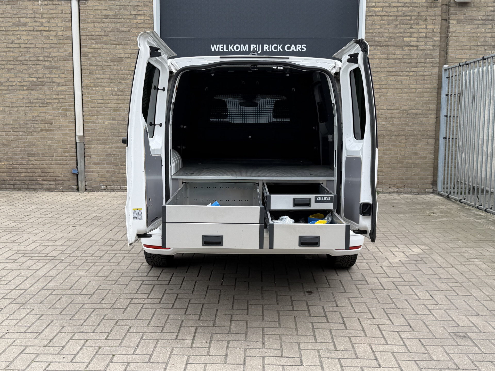 Foto van Volkswagen Caddy Modified Partition Wall