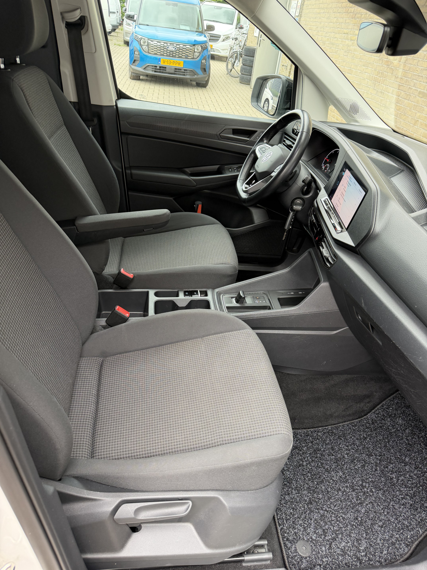 Foto van Volkswagen Caddy Modified Partition Wall