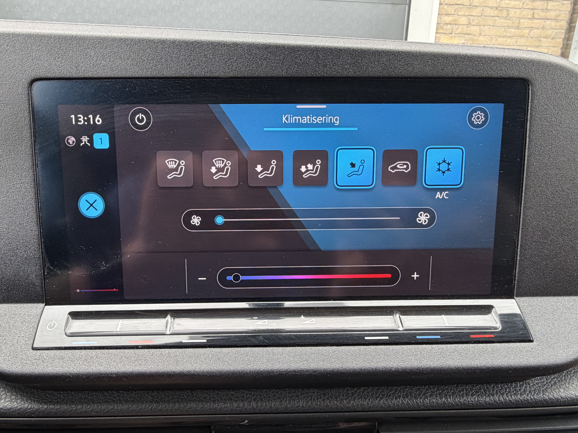 Foto van Volkswagen Caddy Modified Partition Wall