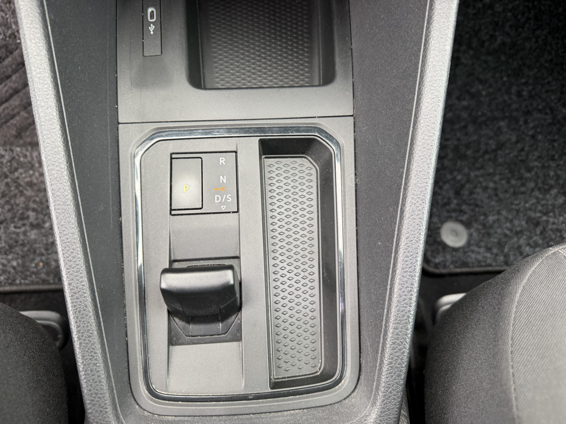 Foto van Volkswagen Caddy Modified Partition Wall