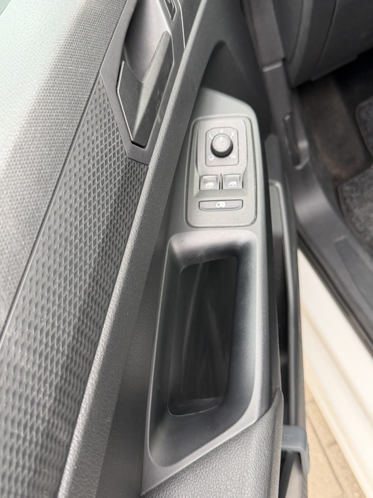 Foto van Volkswagen Caddy Modified Partition Wall