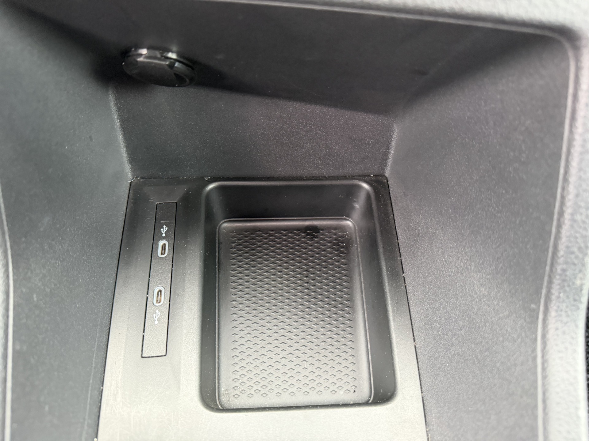 Foto van Volkswagen Caddy Modified Partition Wall