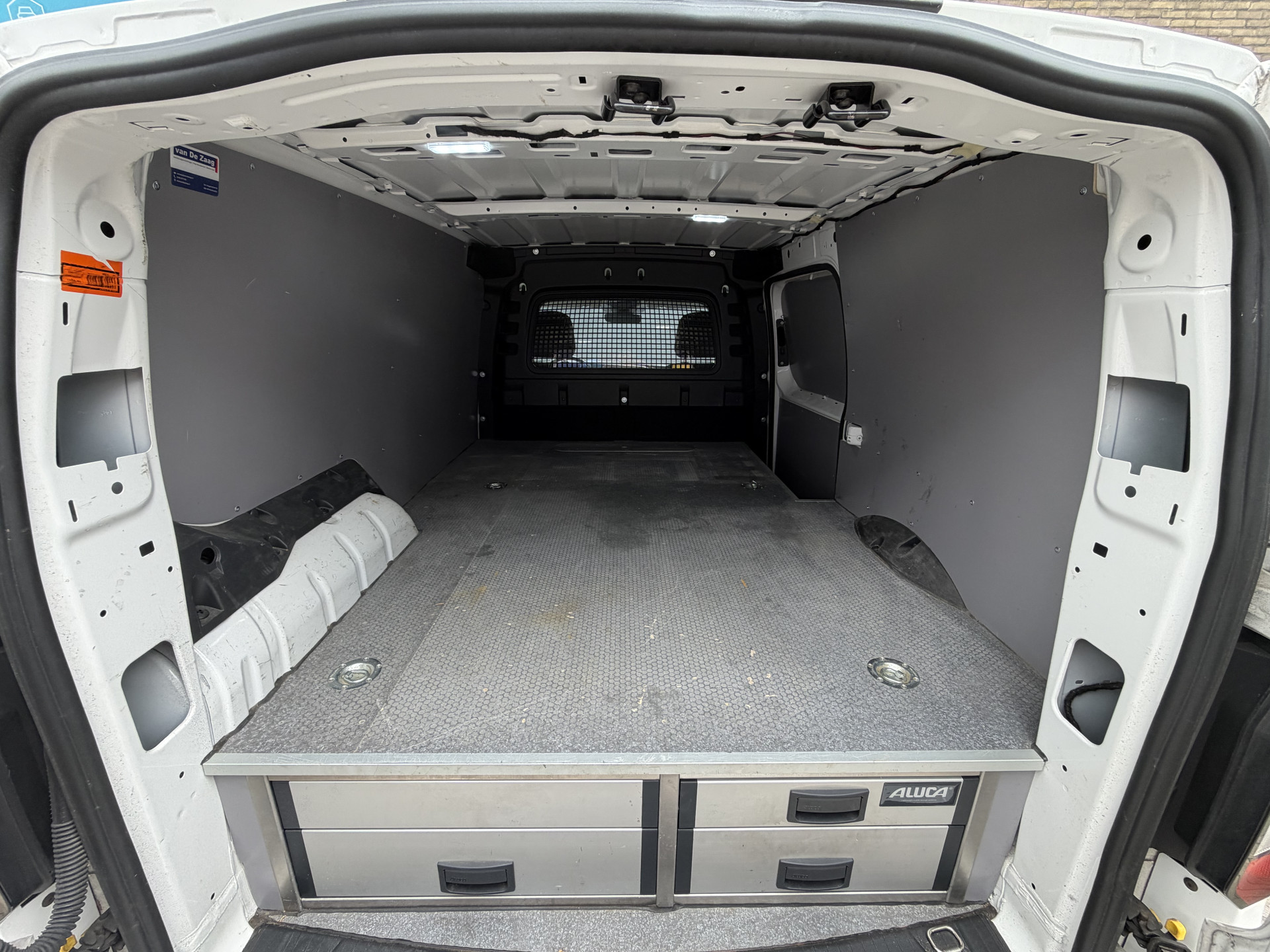 Foto van Volkswagen Caddy Modified Partition Wall