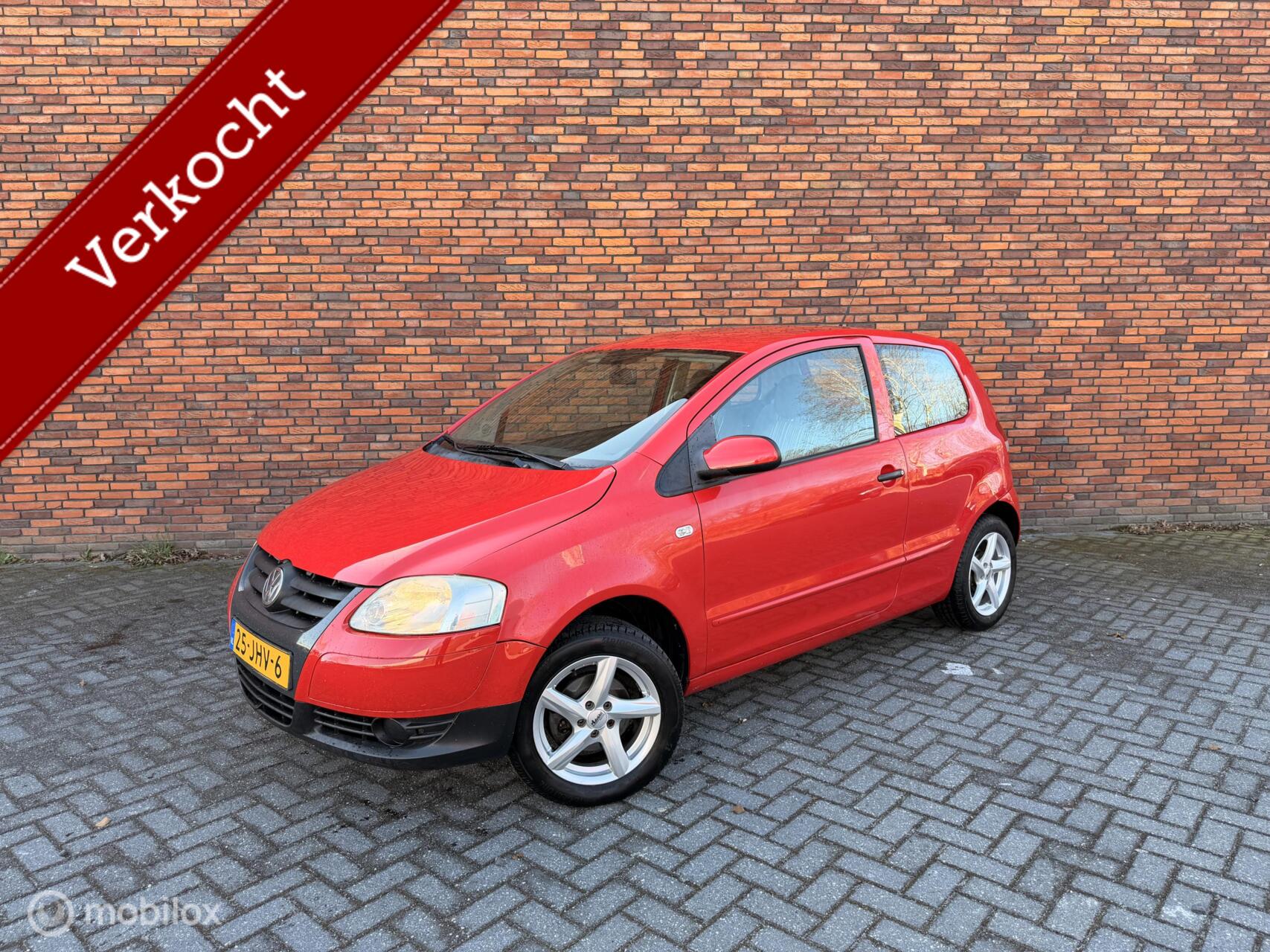 Volkswagen Fox 1.2 Trendline Nieuwe APK LM Velgen 2009 - voorkant