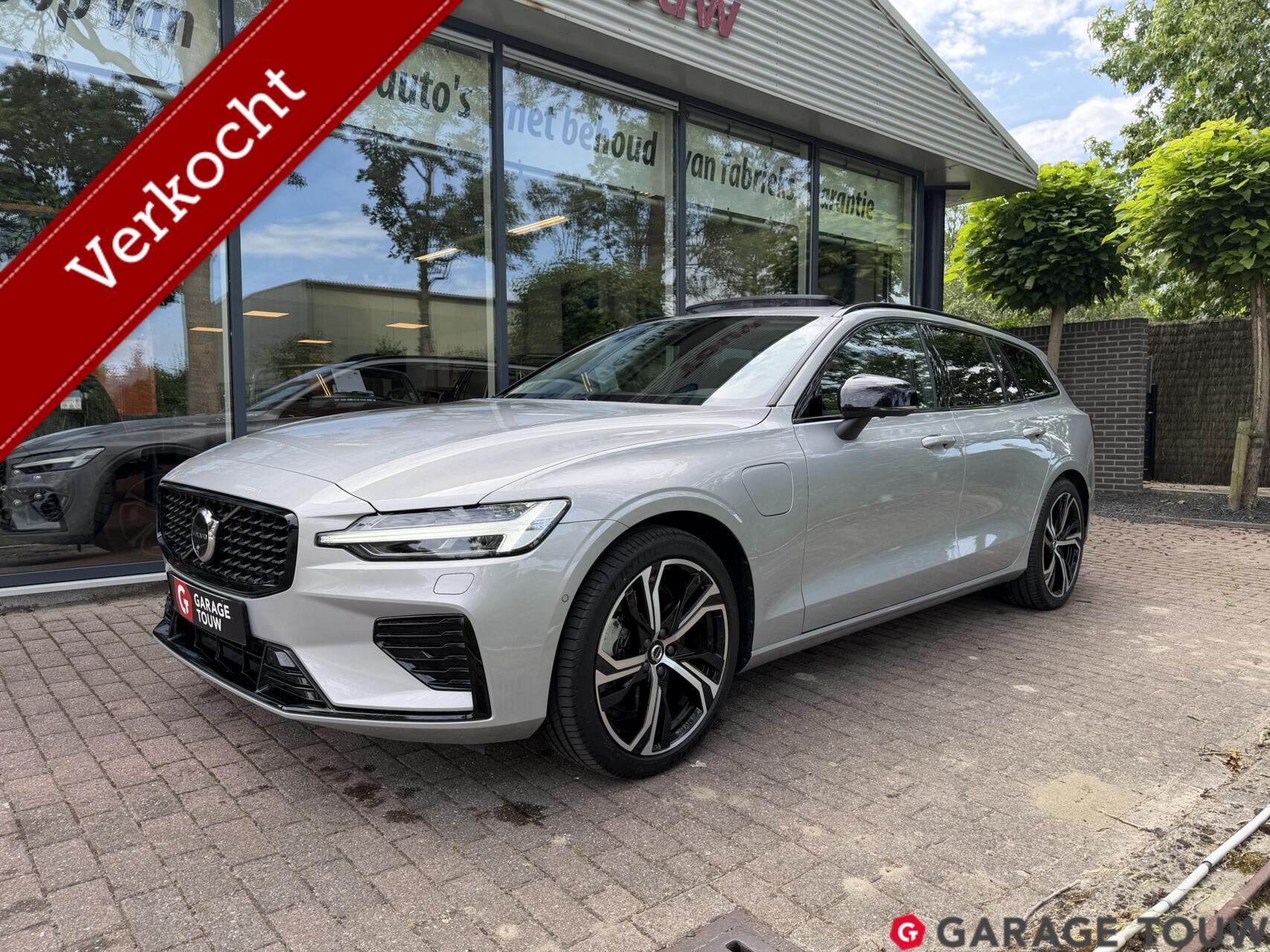 Volvo V60 2.0 T8 Plug-in hybrid AWD Ultra Dark B&W massage 2025 - voorkant