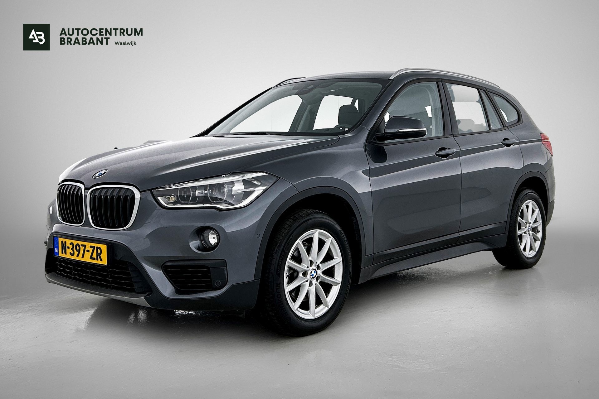 BMW X1 SDrive18i Centennial High Executive (NAVIGATIE, PARKEERSENSOREN, STOELVERWARMING, LED) 2016 - voorkant
