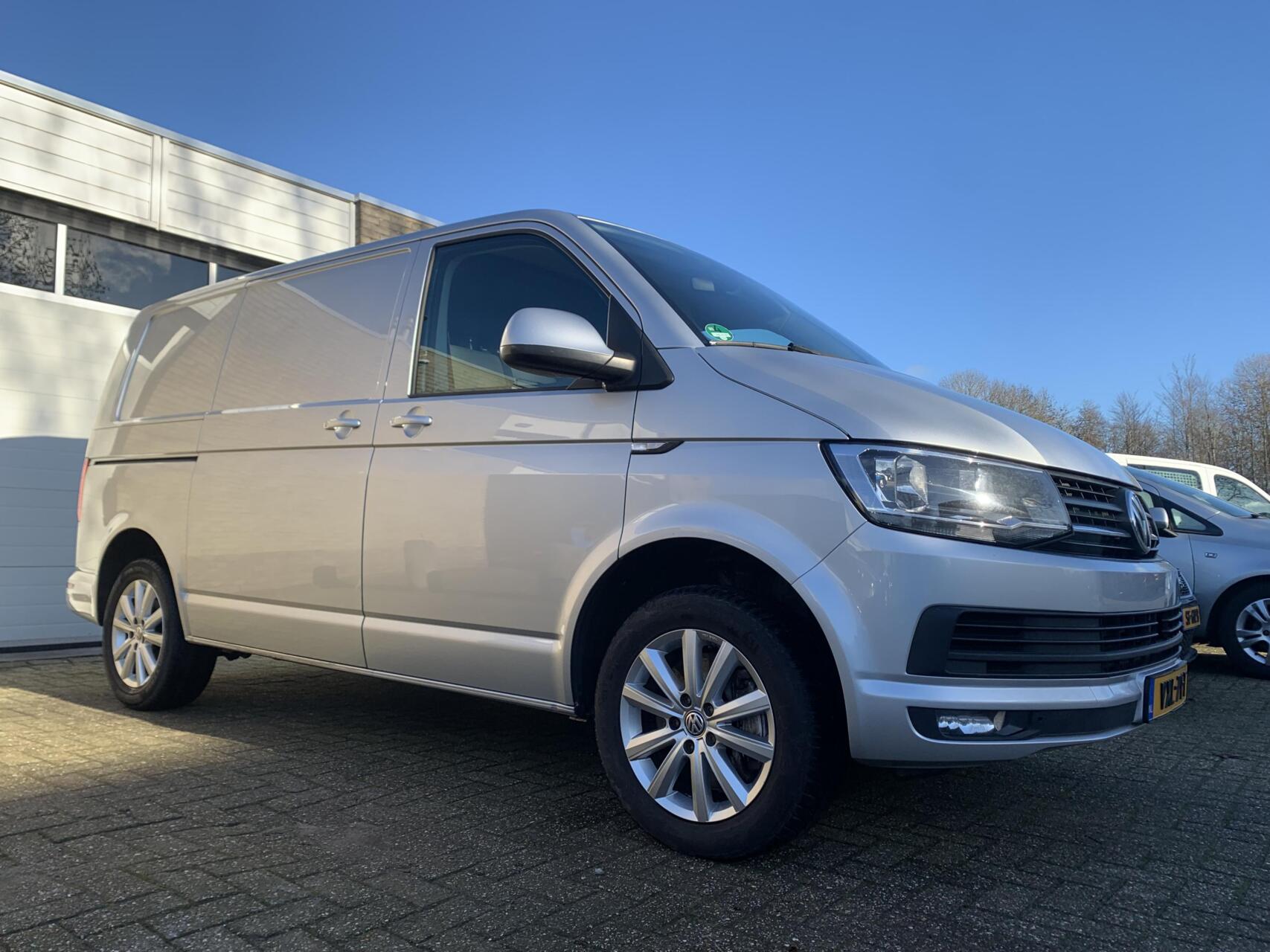 Volkswagen Transporter 2.0 TDI L1H1 Highline Automaat 204PK 3P Airco Cruise control Adaptief Camera LM velgen 2017 - voorkant