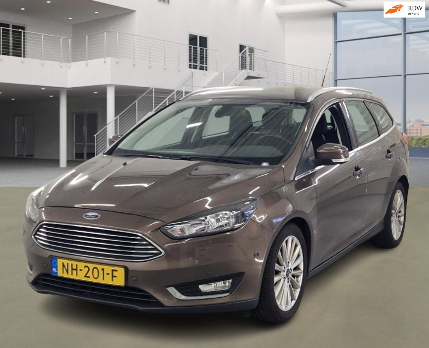 Ford Focus 1.0 Titanium CARPLAY NAVI PSENSOR CRUISE TREKHAAK 2 X SLEUTELS 2017 - voorkant