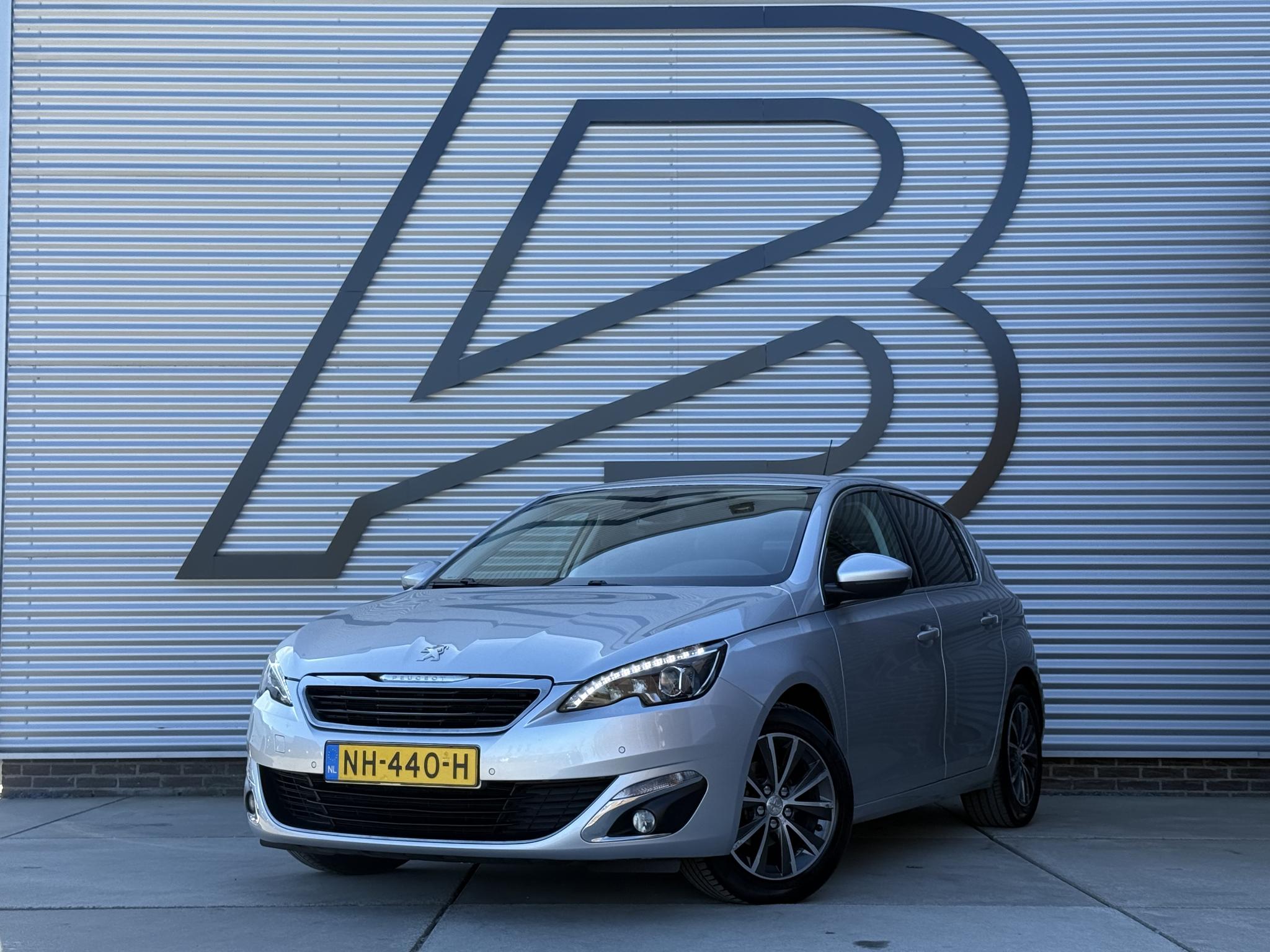 Peugeot 308 1.2 PureTech Allure 2017 - voorkant