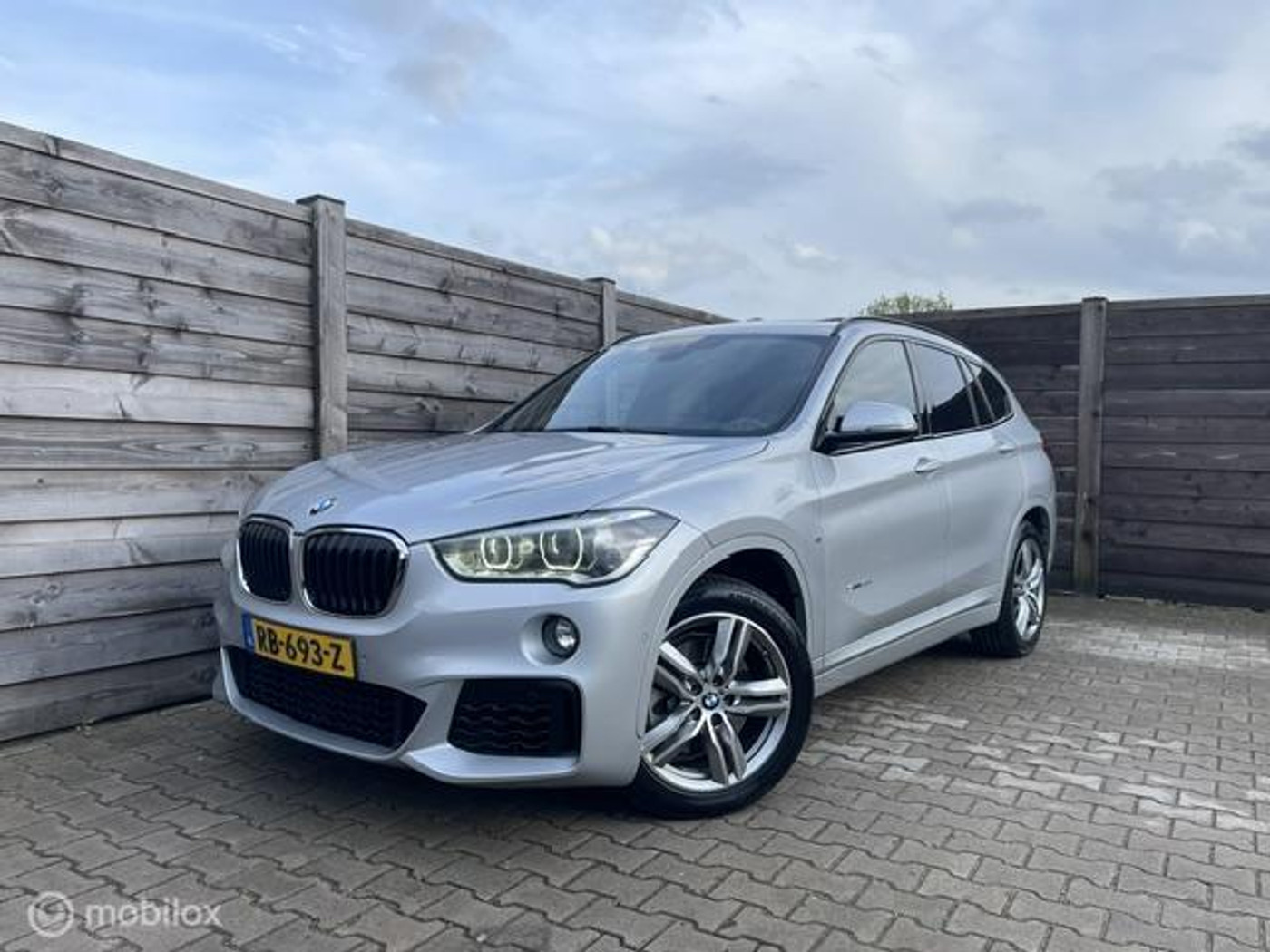 BMW X1 Sdrive20i sDrive20i High Executive M-Sport H&K-Leder-Pano-Stoelvw 2017 - voorkant