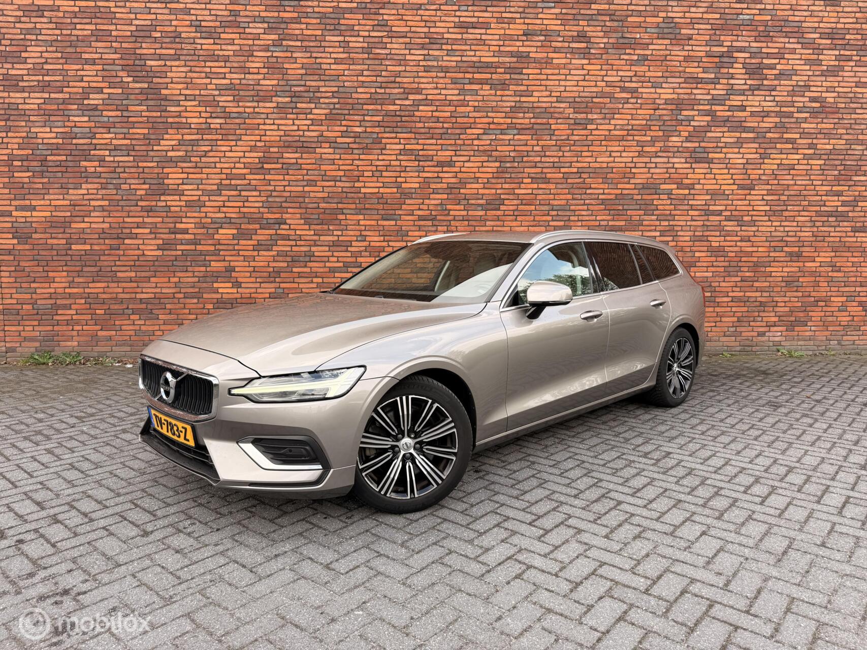Volvo V60 2.0 T5 Inscription Carplay Dealer Trekhaak 2018 - voorkant