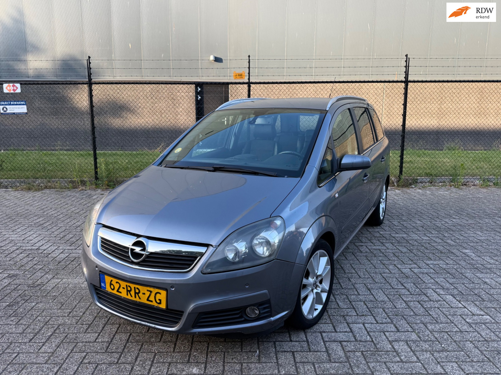 Opel Zafira 2.2 Cosmo 2005 - voorkant