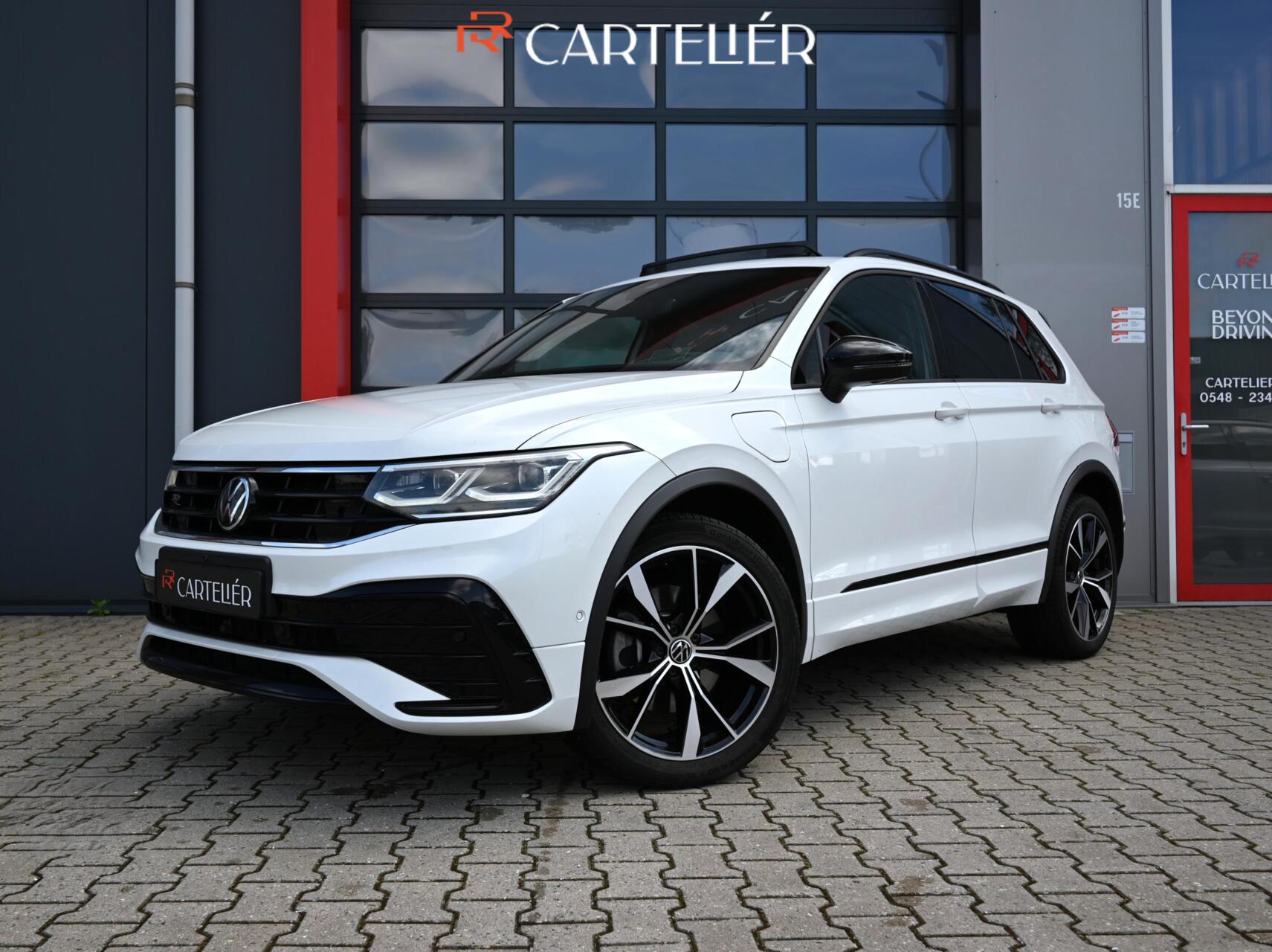 Volkswagen Tiguan 1.4 TSI eHybrid R-Line Business+ 245PK | Pano | Matrix IQ Led | Trekhaak | 360 | Head-Up | ACC | Alcantara | Stoel & Stuurwielverwarming | 20'' | Keyless | Ambient | Digitaal Dash | Carplay / Android Auto | Nav | Flippers 2022 - voorkant
