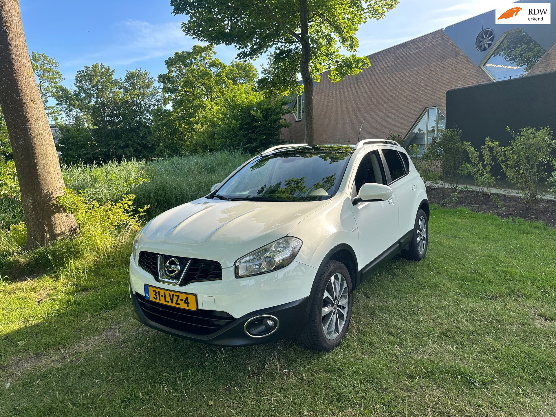 Nissan Nissan Qashqai 1.6 Acenta Airco Xenon Pano Camera Vol!!! 2010 - voorkant