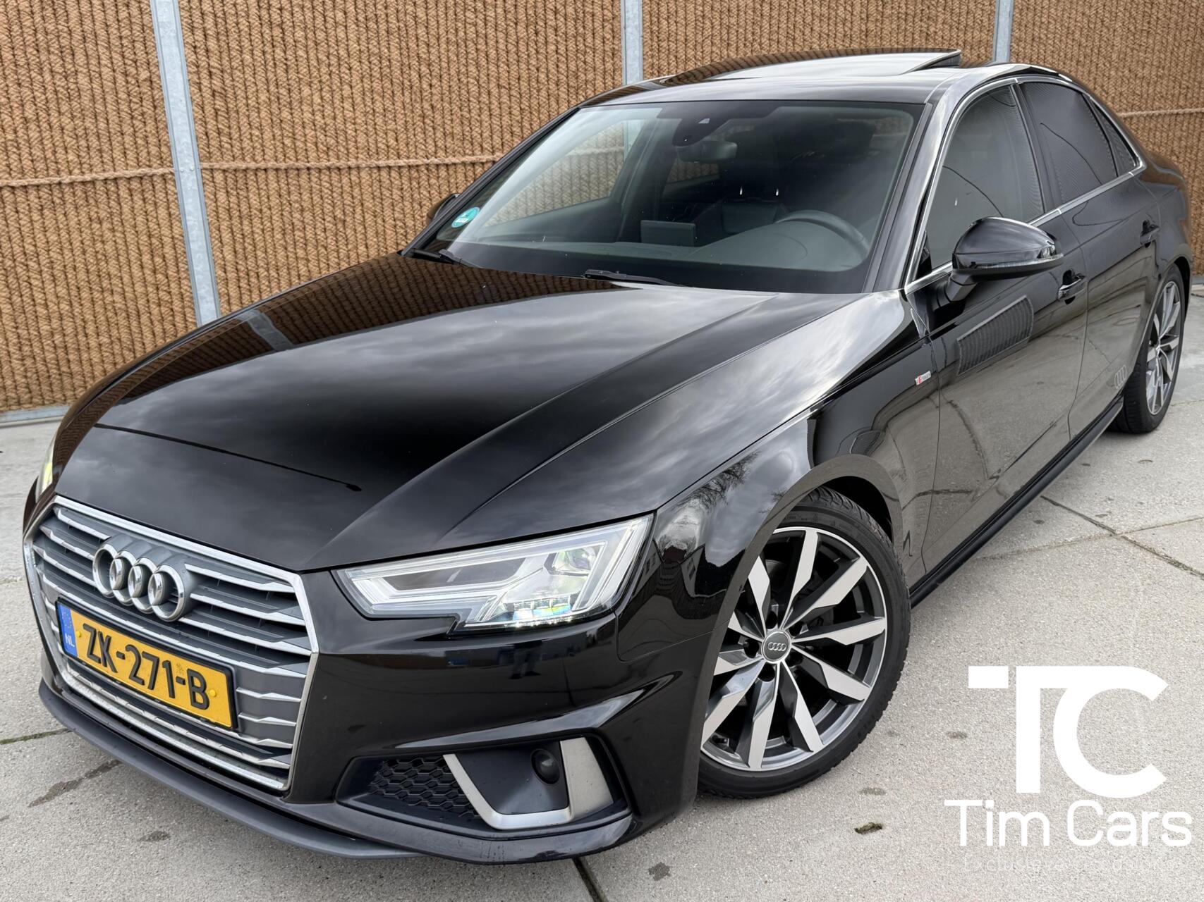 Audi A4 Limousine 35 TFSI Sport S line edition Automaat | 252pk | Open dak | Cruise & climate control | Apple CarPlay | LED verlichting | Half/leer | Parkeersensoren achter 2019 - voorkant