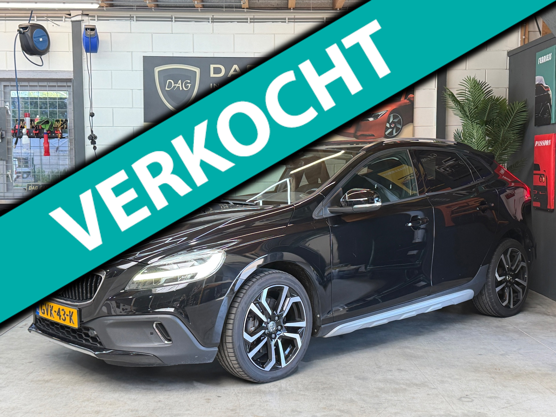 Volvo V40 Cross Country 1.5 T3 Summum AUTOMAAT|PANO|LEER|PDC|CRUISE 2016 - voorkant