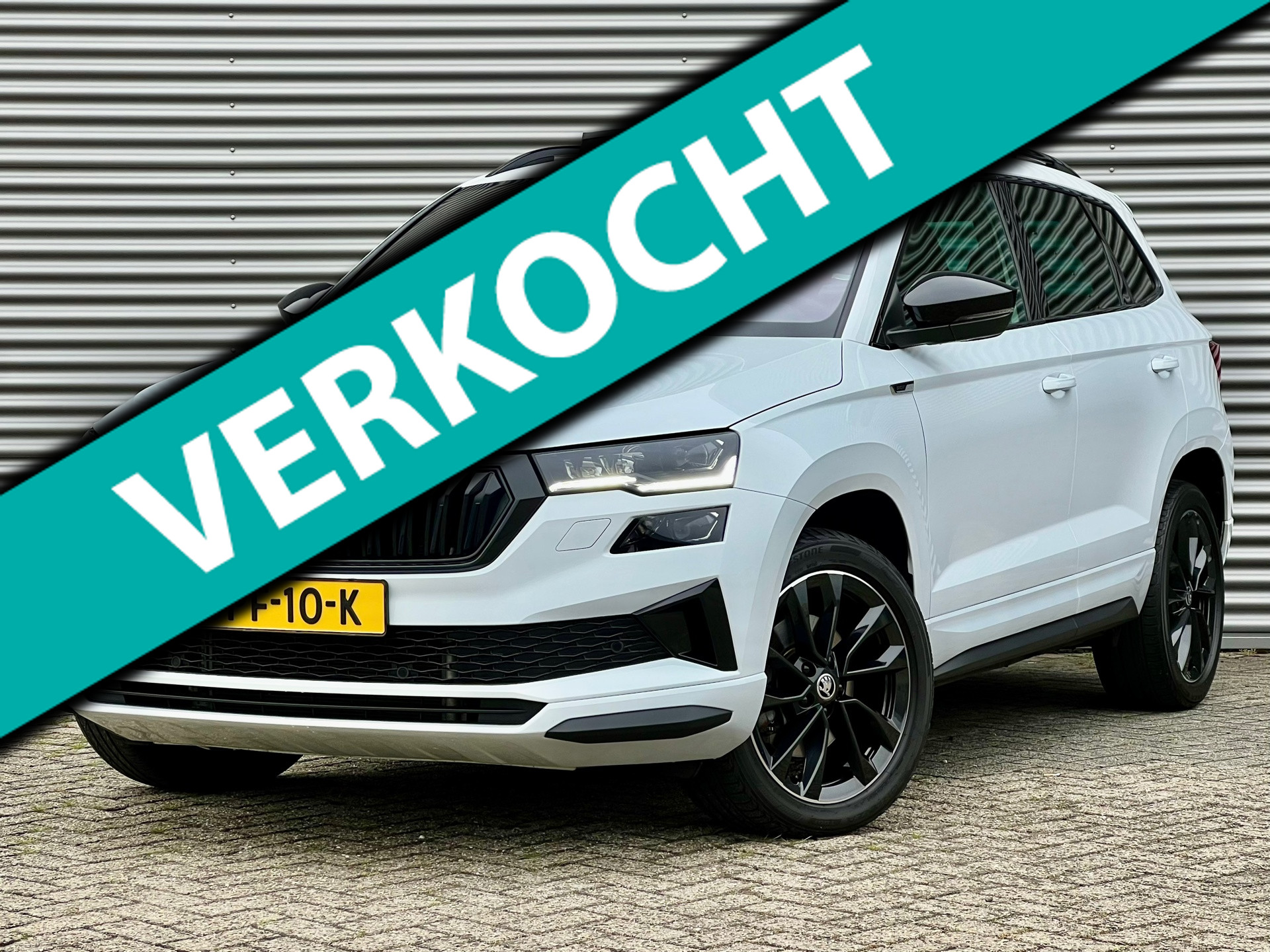 Skoda Karoq 1.5 TSI ACT Sportline Business DSG | Panorama | Navigatie | Dealer Onderhouden | 1e Eigenaar 2022 - voorkant