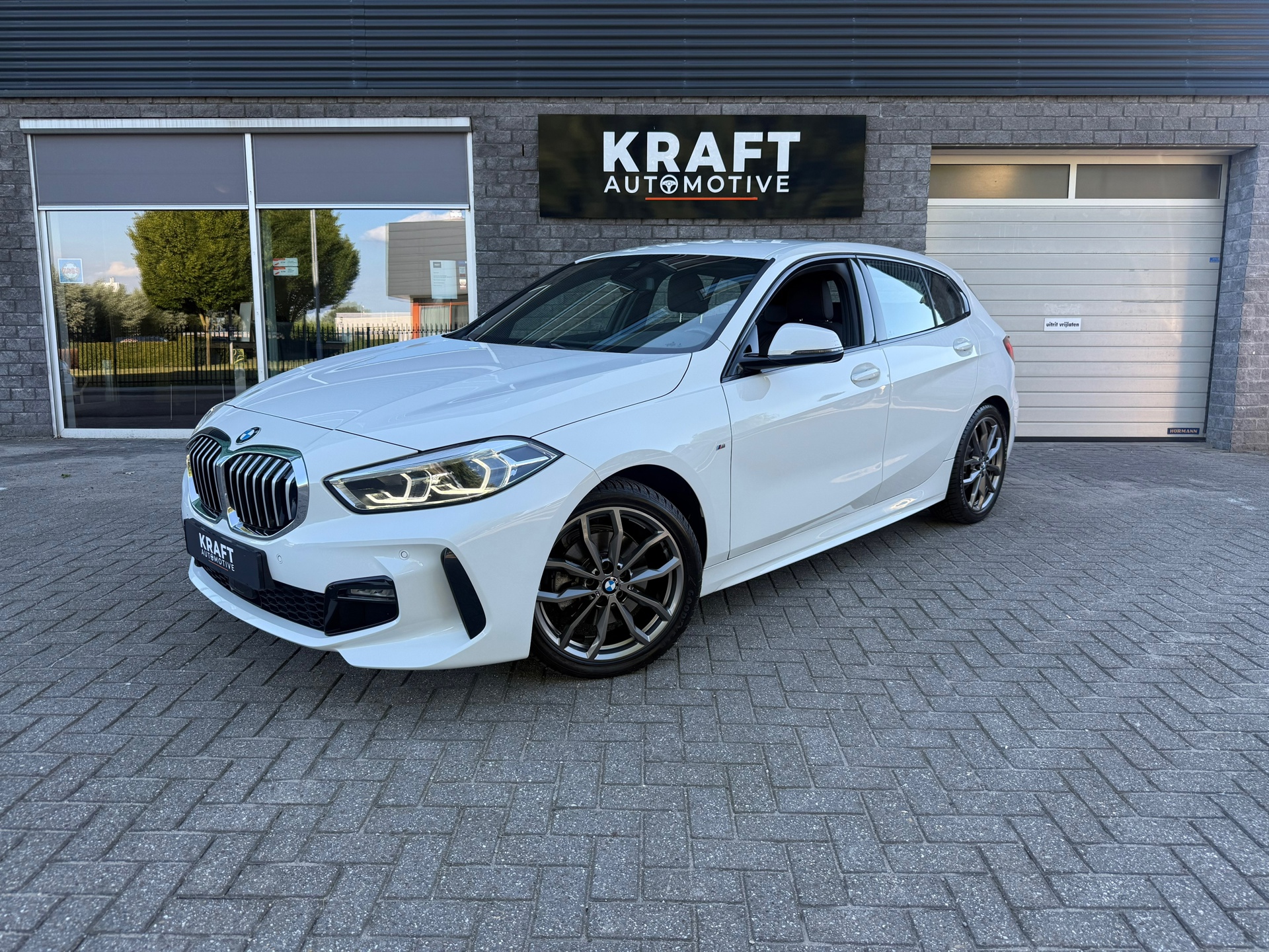BMW 1-serie 118i M Sport | Leder | Ambient | Virtual cockpit | ACC | PDC | Apple CarPlay | Clima | 2023 - voorkant