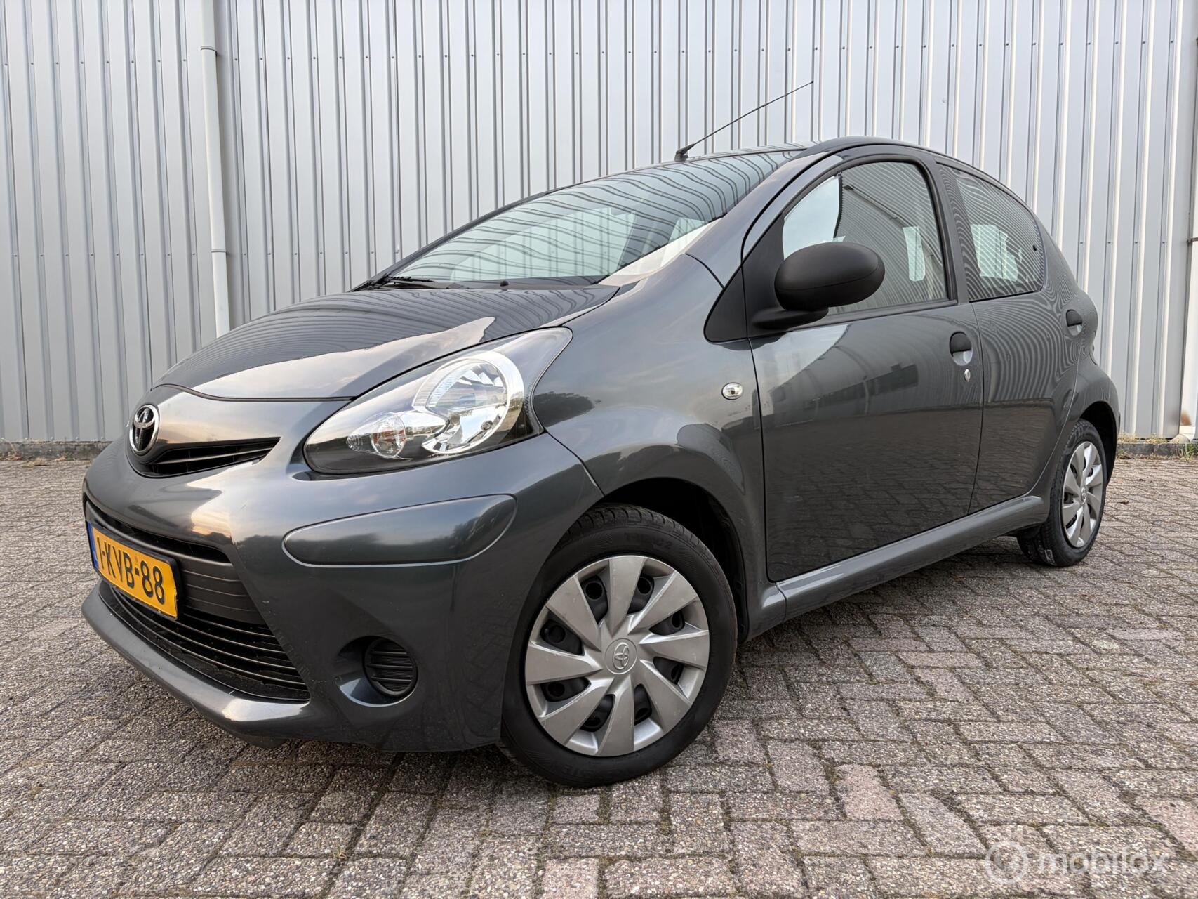 Toyota Toyota Aygo 1.0 VVT-i Now 5 deurs Airco Nieuwe Apk 2013 - voorkant