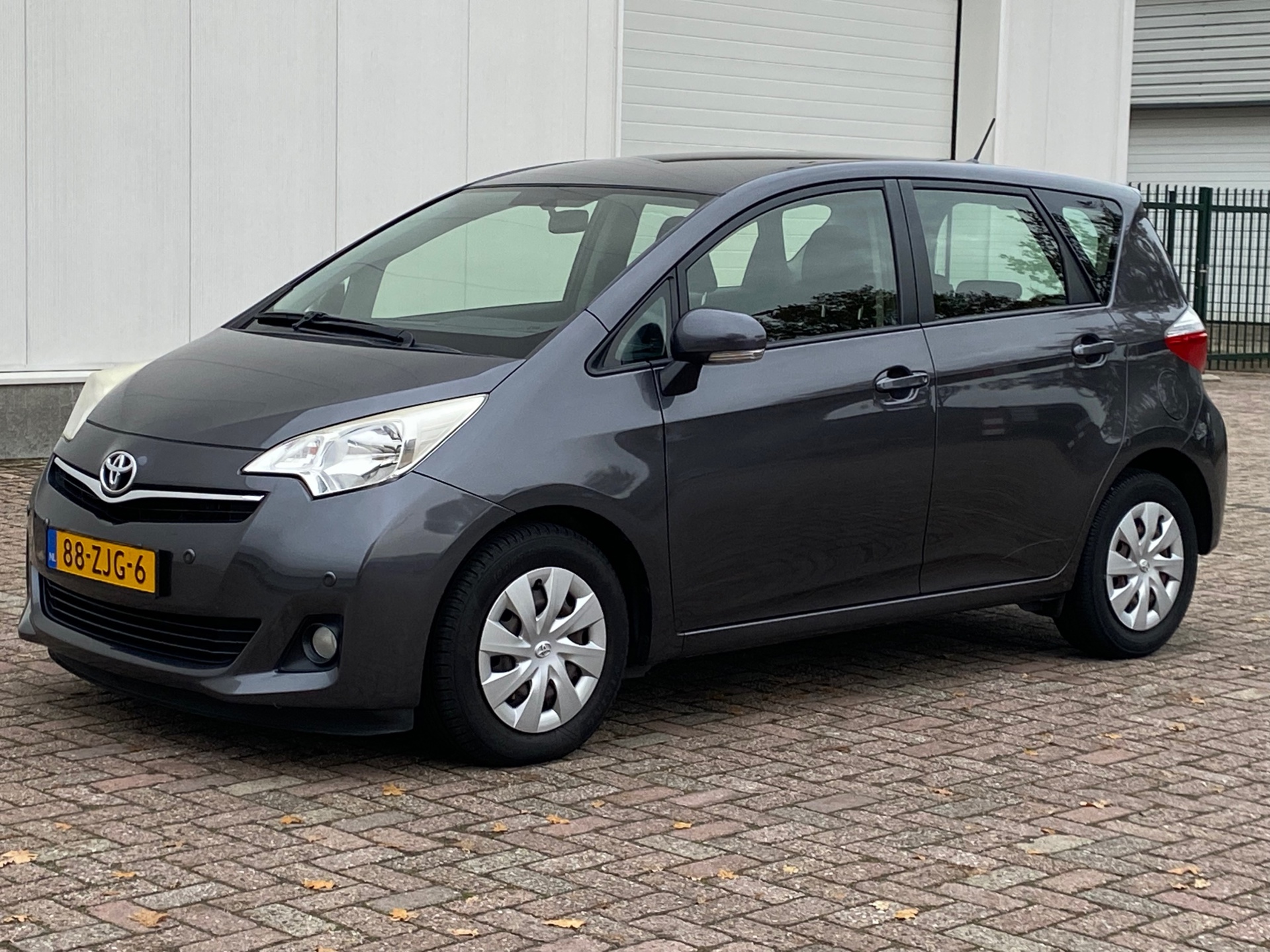 Toyota Toyota Verso-s 1.3 VVT-i Aspiration AUTOMAAT 2012 - voorkant