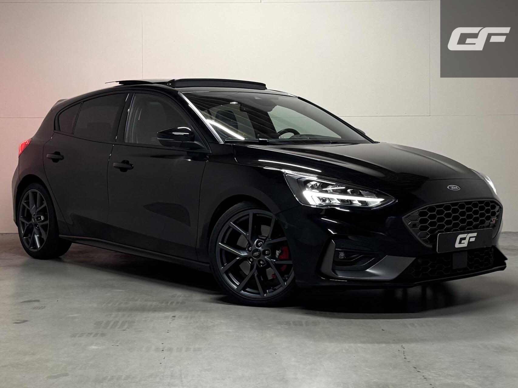 Ford Focus 2.3 EcoBoost ST-3 Pano Camera Recaro Navi Stoelv 2021 - voorkant