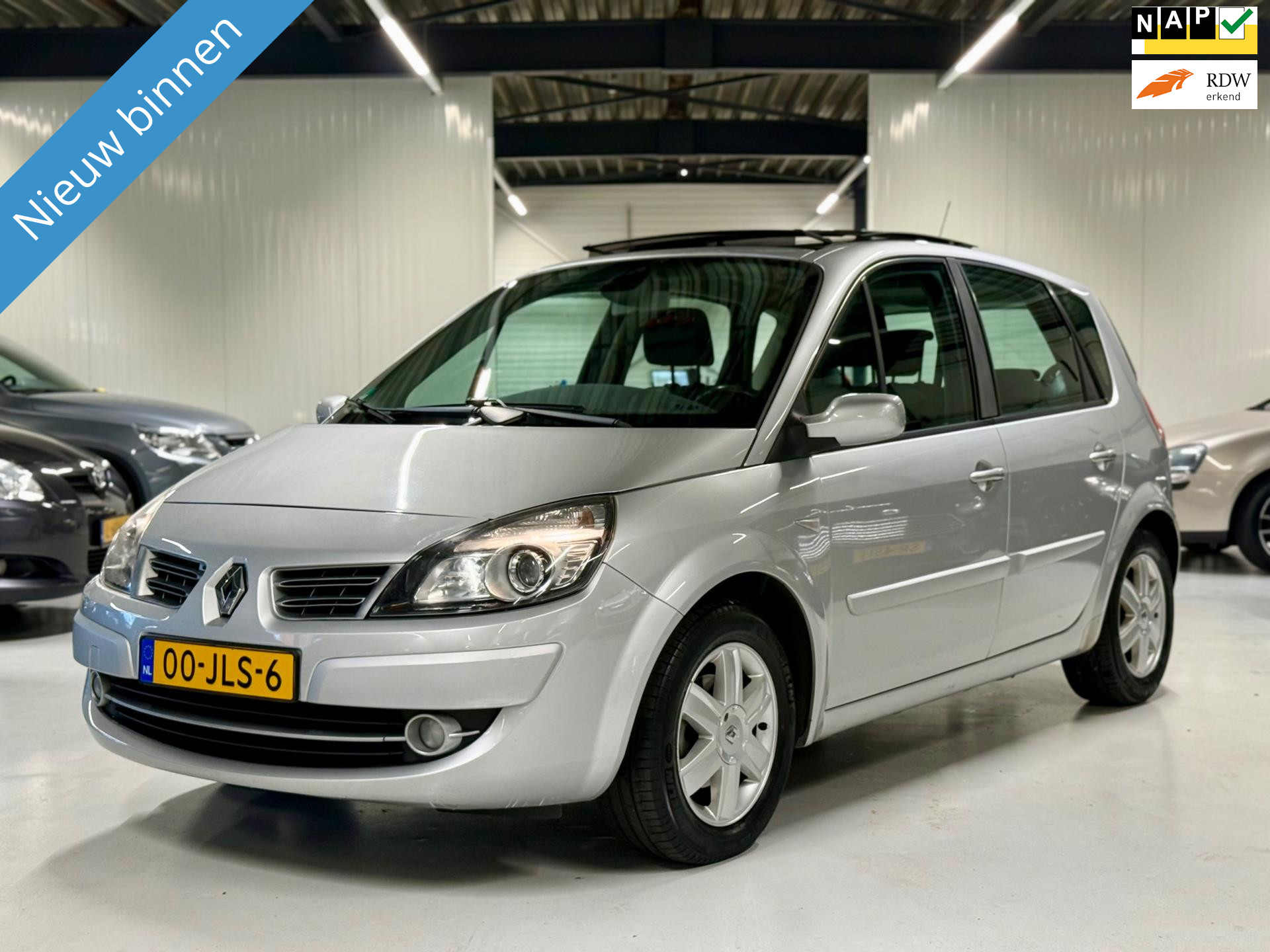 Renault Megane Scenic 1.6-16V Panorama|Navi|Trekhaak! 2009 - voorkant