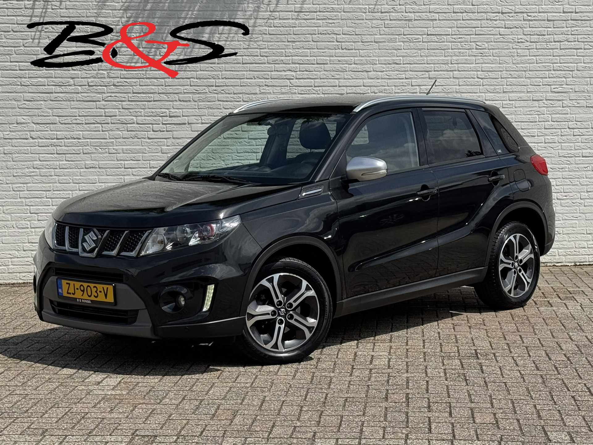 Suzuki Vitara 1.4 S Trekhaak Camera Pdc v+a Adaptieve cruise Keyless Navigatie Verwarmde stoelen 2017 - voorkant