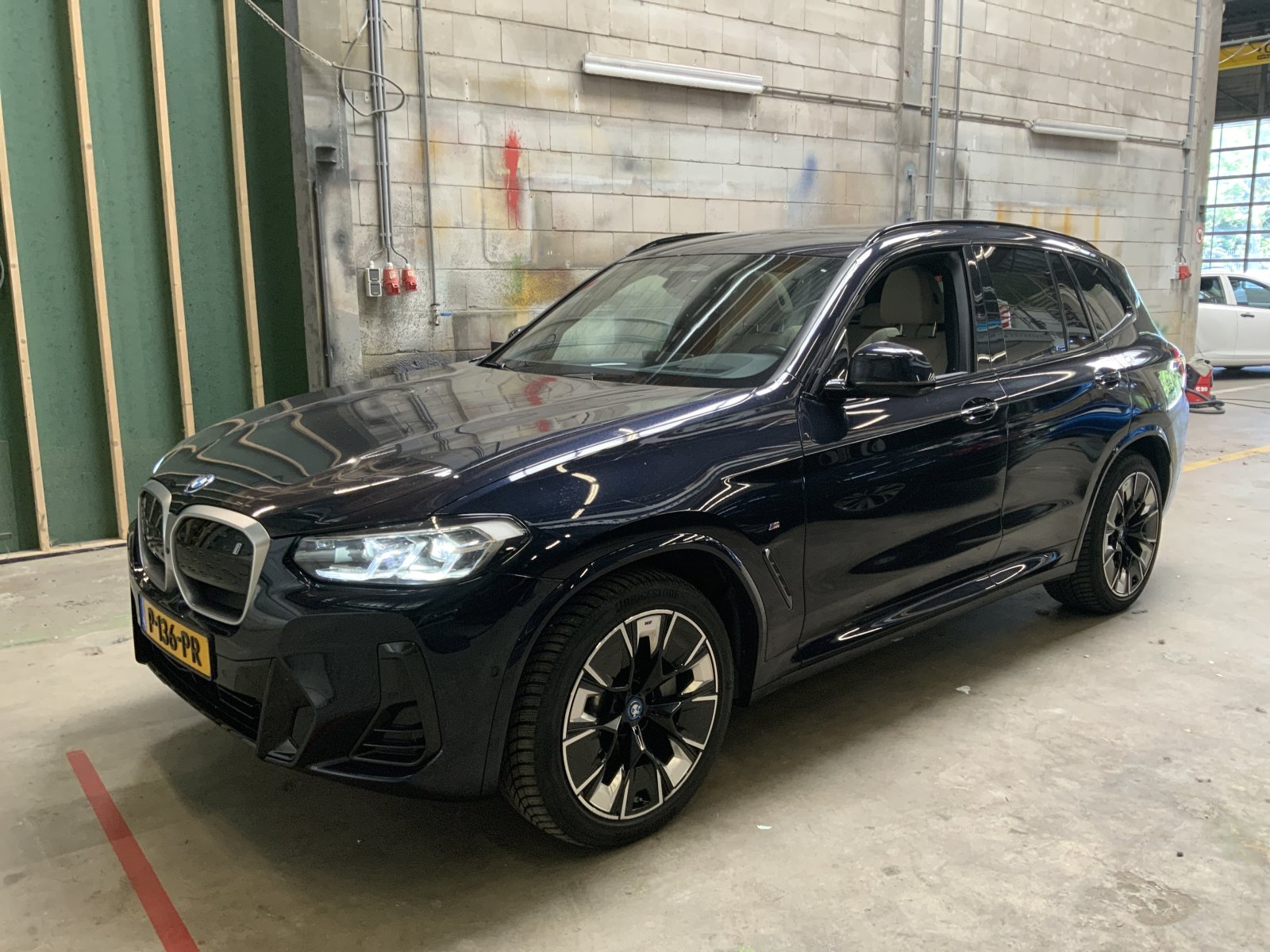 BMW Ix3 High Executive 80 kWh M-Sport *SOH 100%* PANORAMADAK | LEDER ✅ 1e Eigenaar . 2022 - voorkant