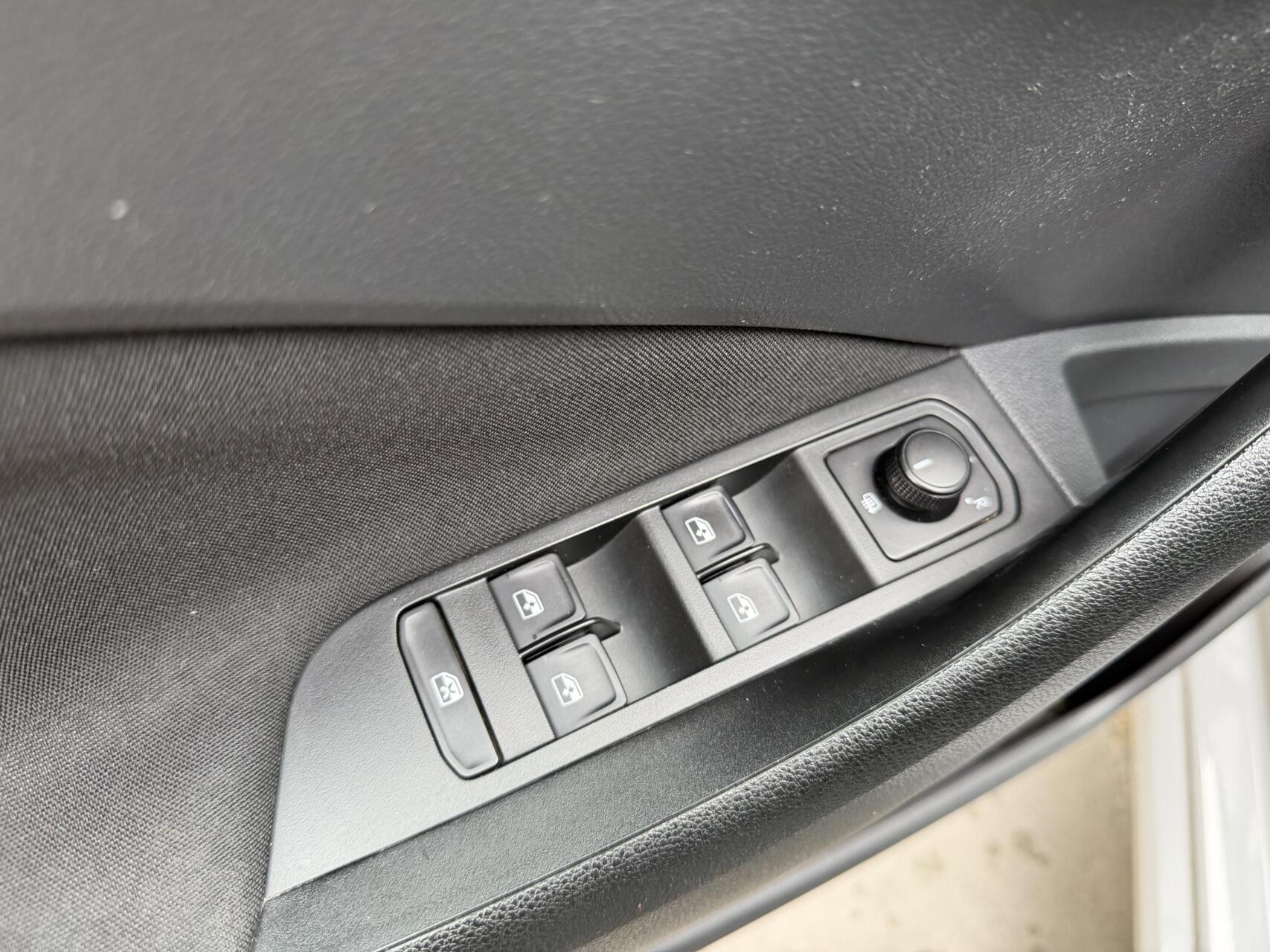 Skoda Scala 1.0 TSI Sport Business Automaat | Trekhaak uitklapbaar | Steel Grey | Achteruitrijcamera | Stoelverwarming | LED verlichting | Climate & cruise control | Keyless start | Regensensor | Parkeersensoren achter 2021 - voorkant