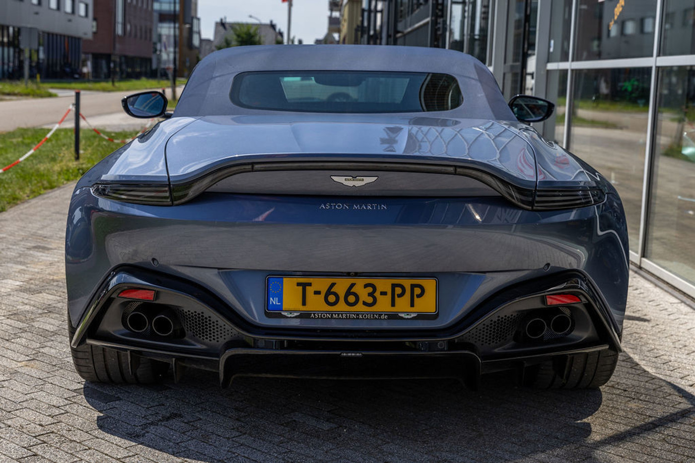 Foto van Aston Martin Vantage Roadster