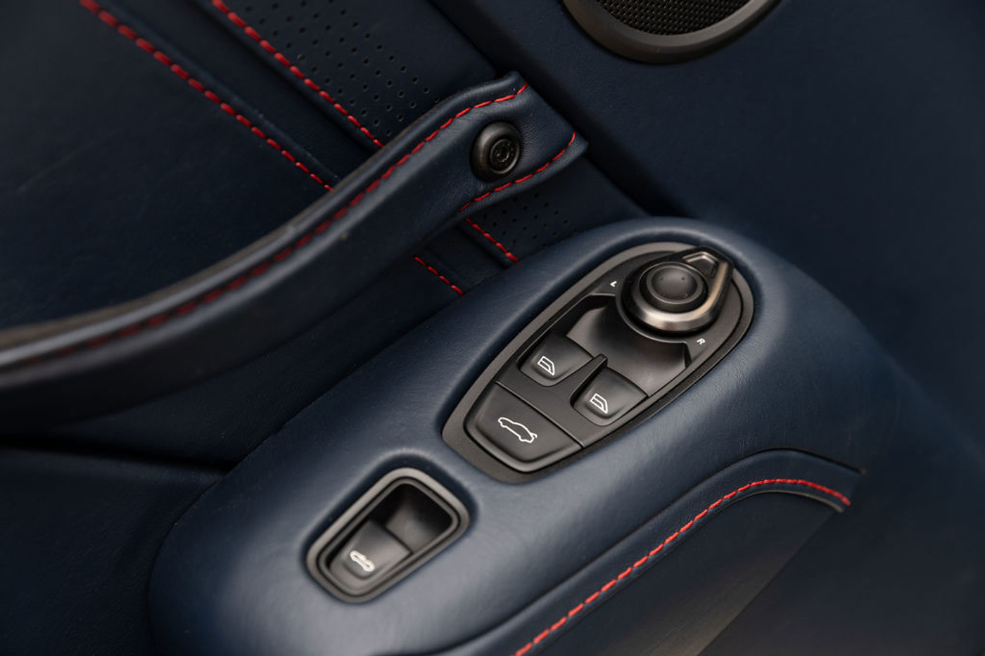 Foto van Aston Martin Vantage Roadster