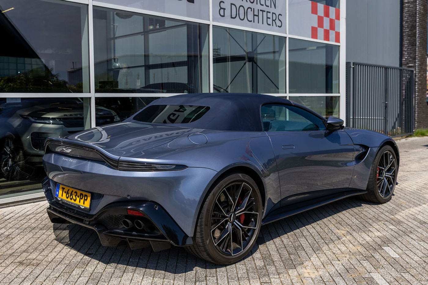 Foto van Aston Martin Vantage Roadster