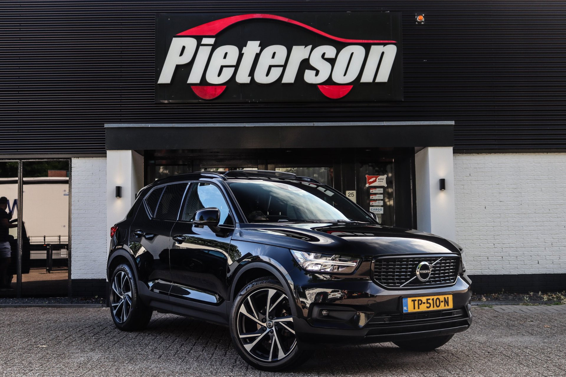 Volvo XC40 1.5 T3 R-Design BTW PANO H&K CAMERA EXPORT EX BPM 2018 - voorkant
