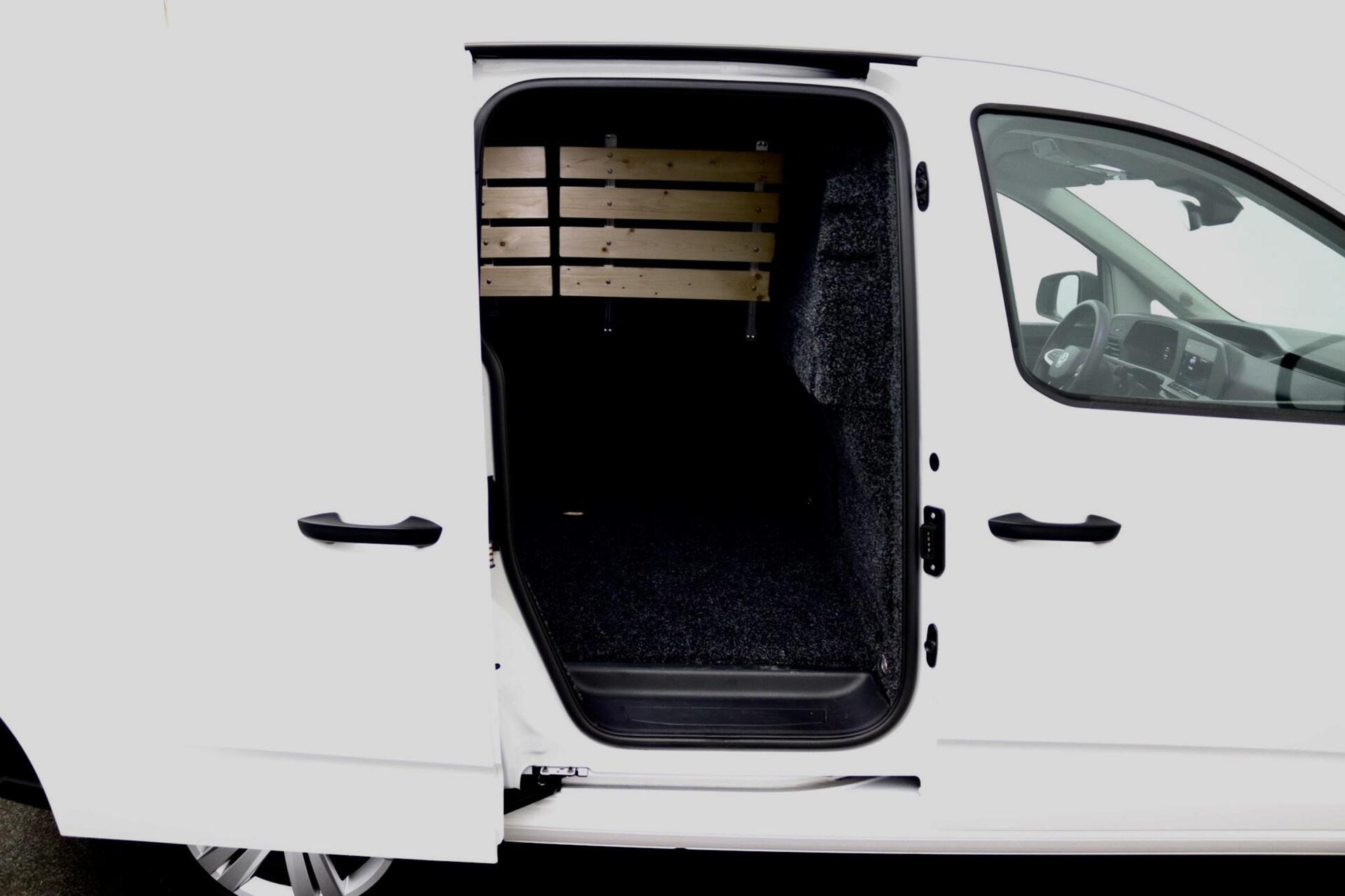 Foto van Volkswagen Caddy Modified Partition Wall