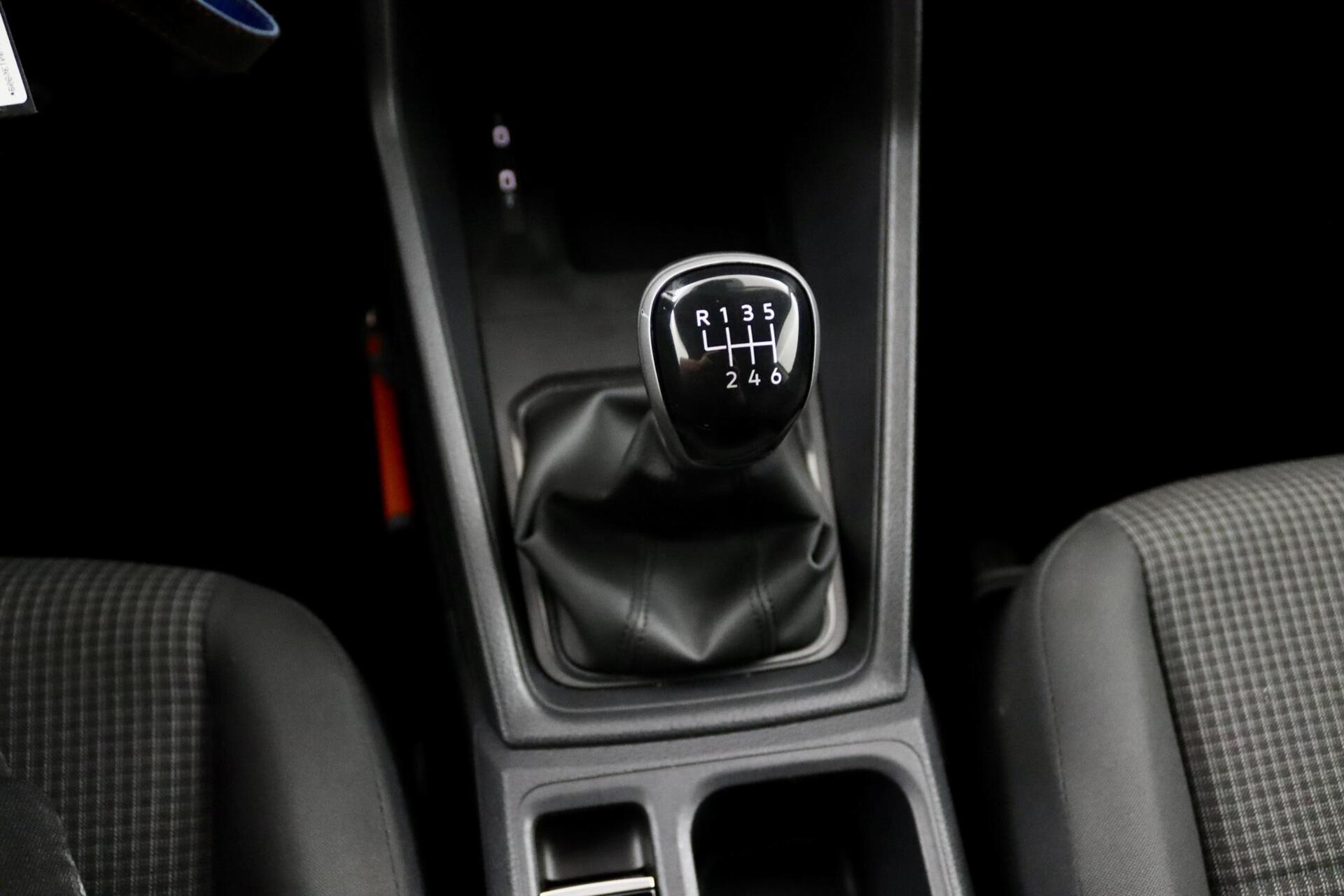 Foto van Volkswagen Caddy Modified Partition Wall