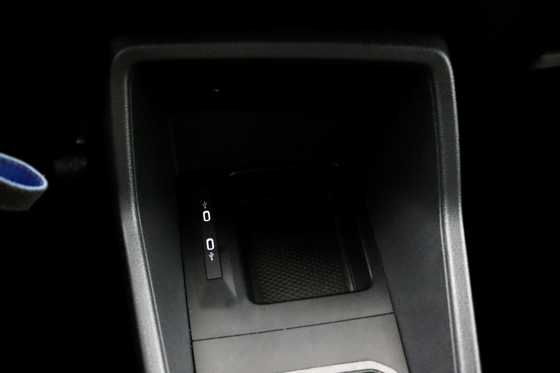 Foto van Volkswagen Caddy Modified Partition Wall