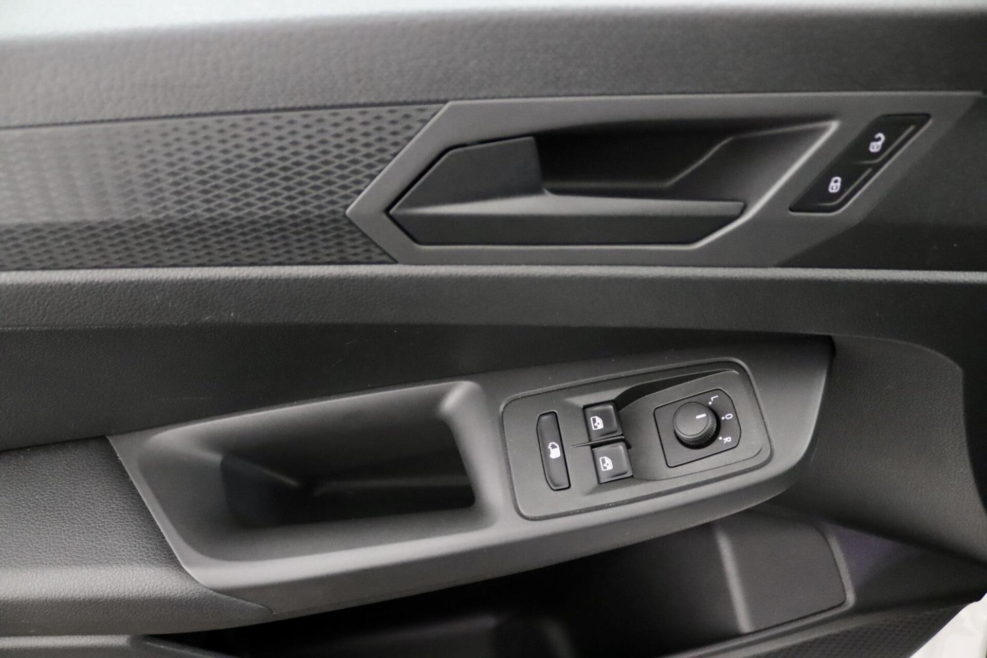 Foto van Volkswagen Caddy Modified Partition Wall