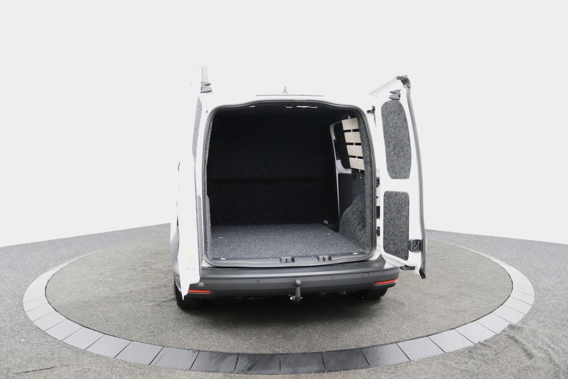 Foto van Volkswagen Caddy Modified Partition Wall
